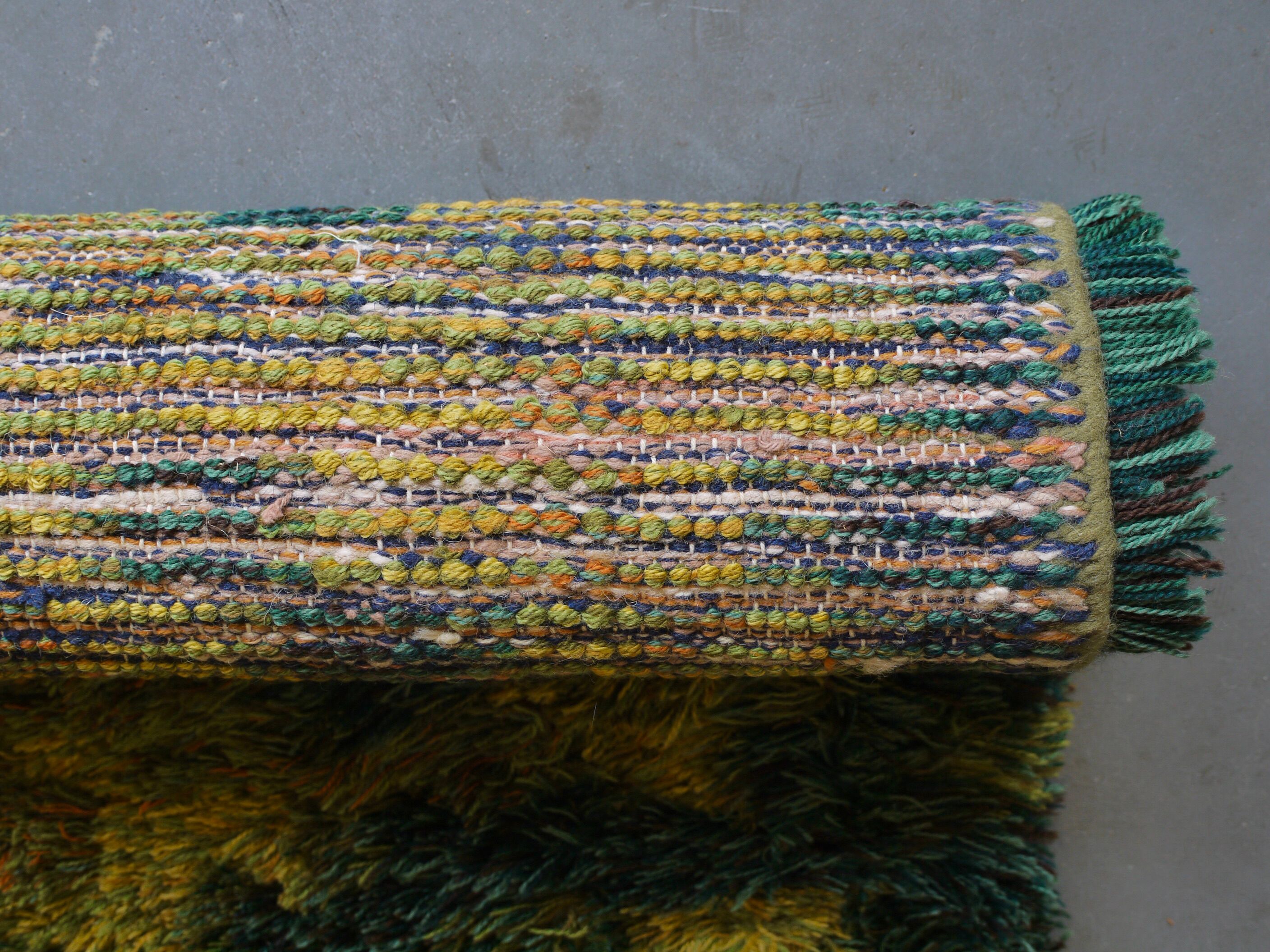 Tapis scandinave abstrait à poils hauts années 1960