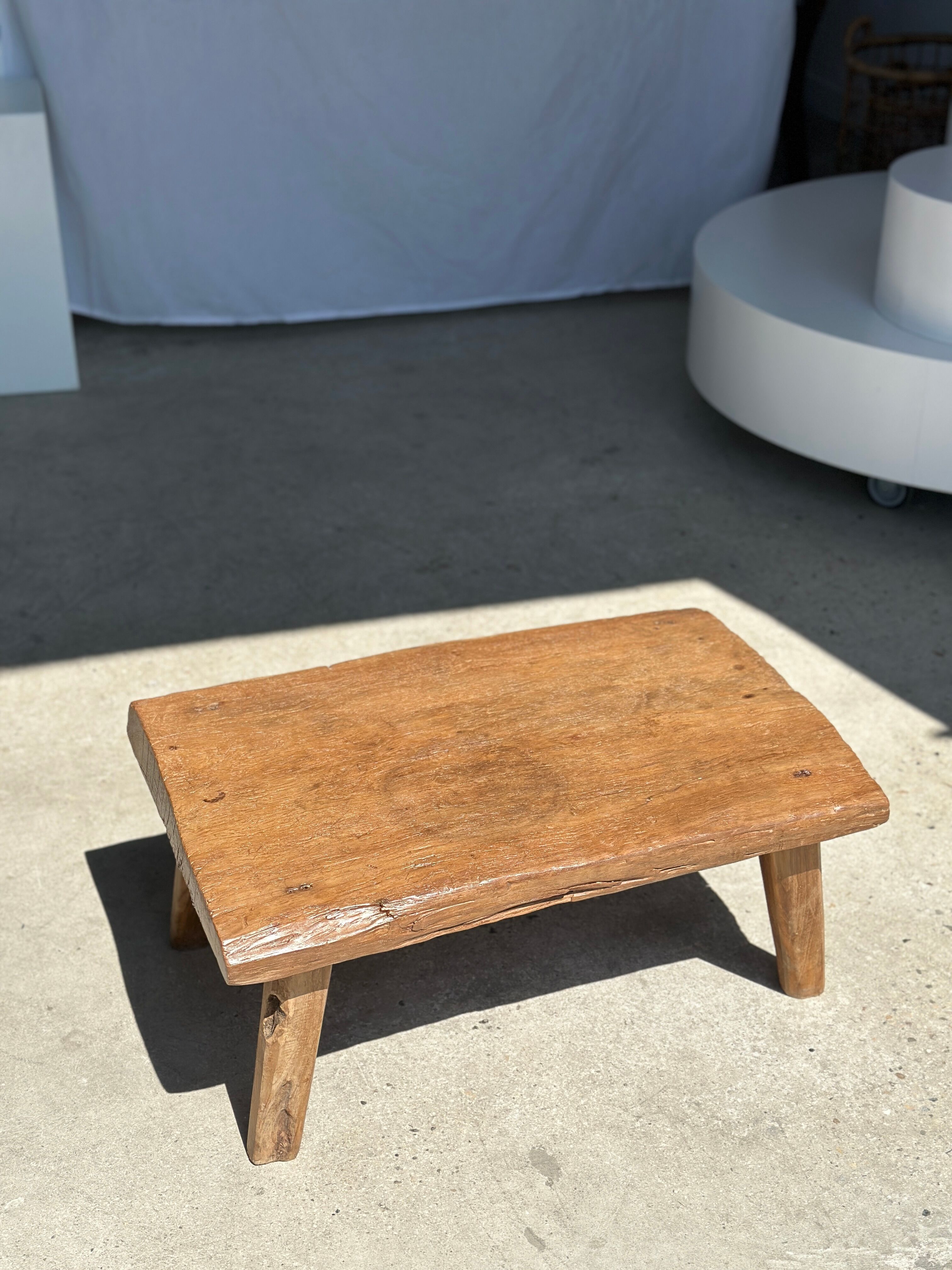Coffee table in blond teak quadripod
