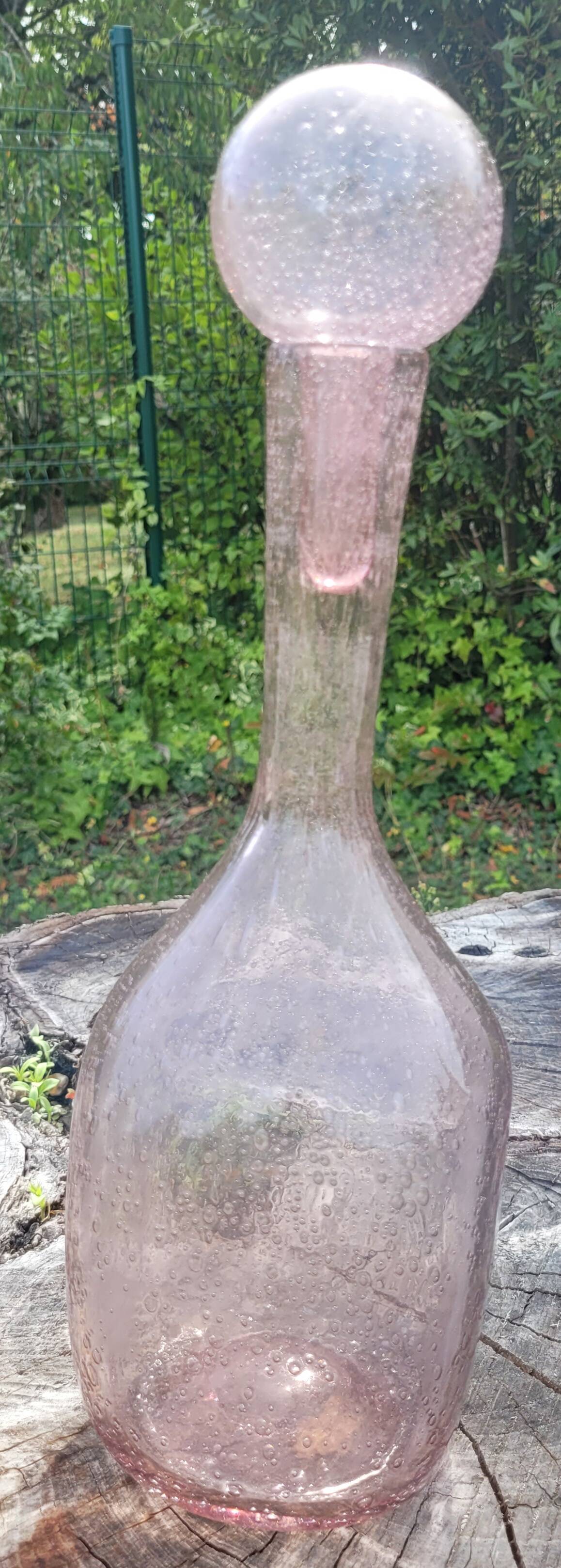 Bouteille en verre soufflé bullé, style verrerie Biot.