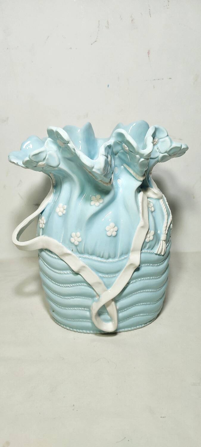 Jarrón azul de cerámica. España, 1980s.