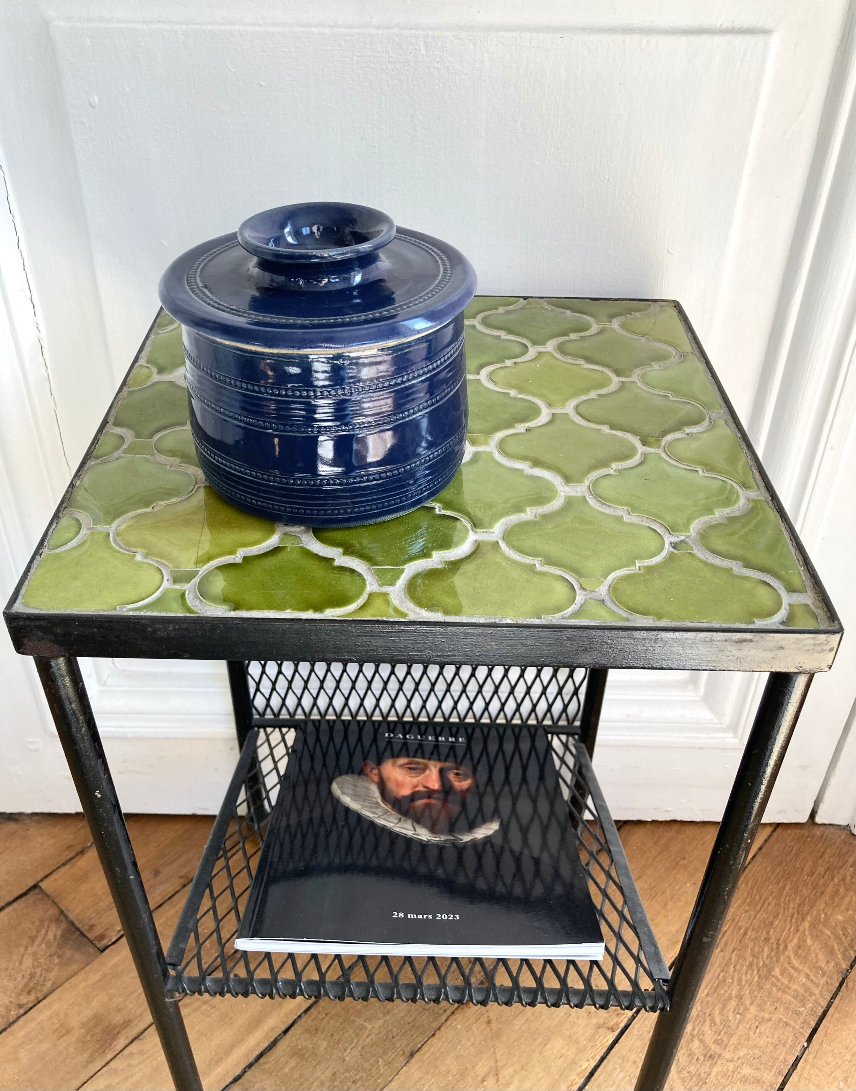 Water-bearing stoneware pot