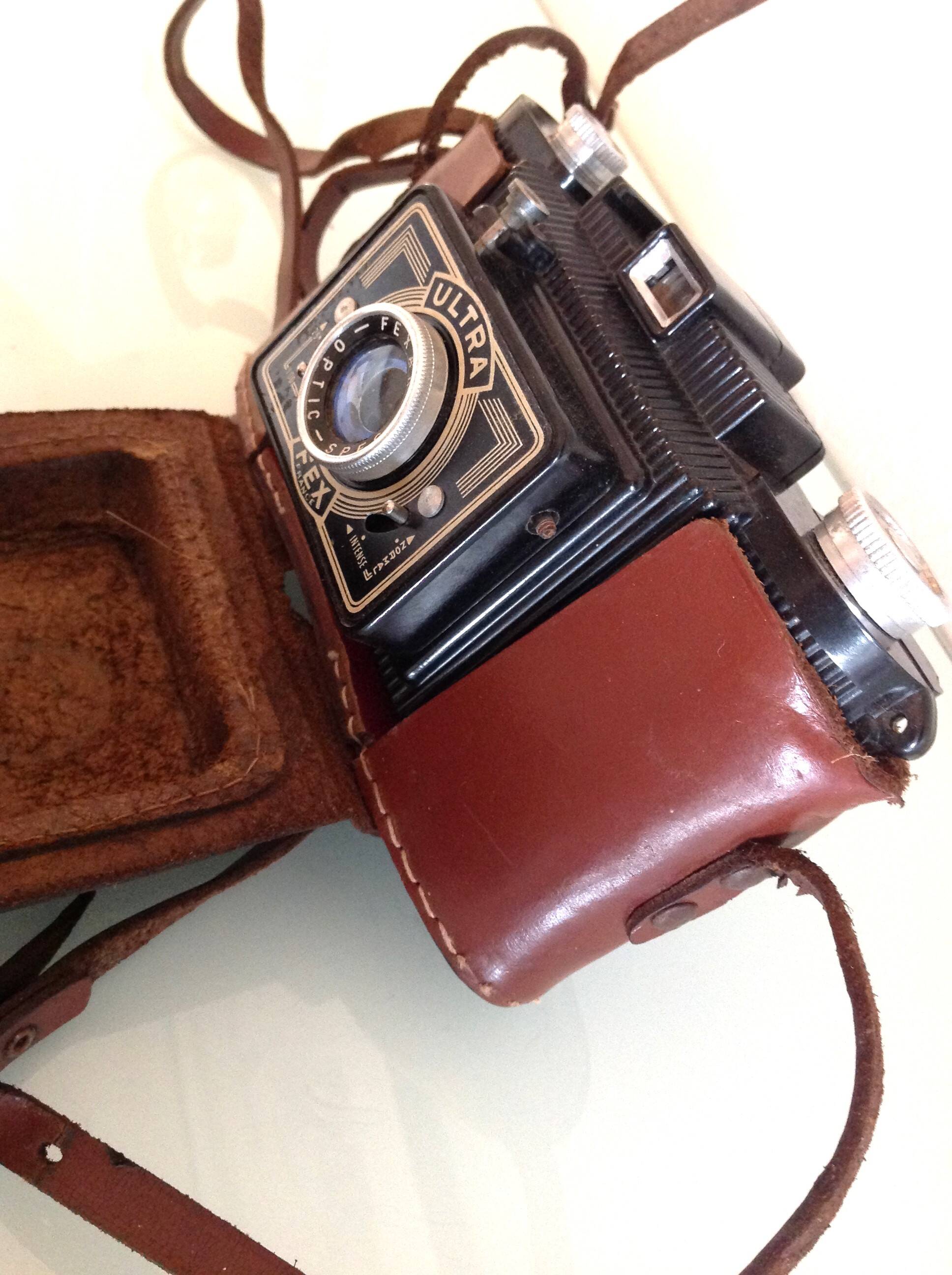 Appareil photo argentique Ultra Fex avec étui en cuir années 60
