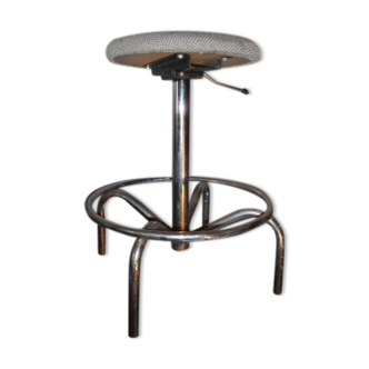 Undue adjustable stool. Kor