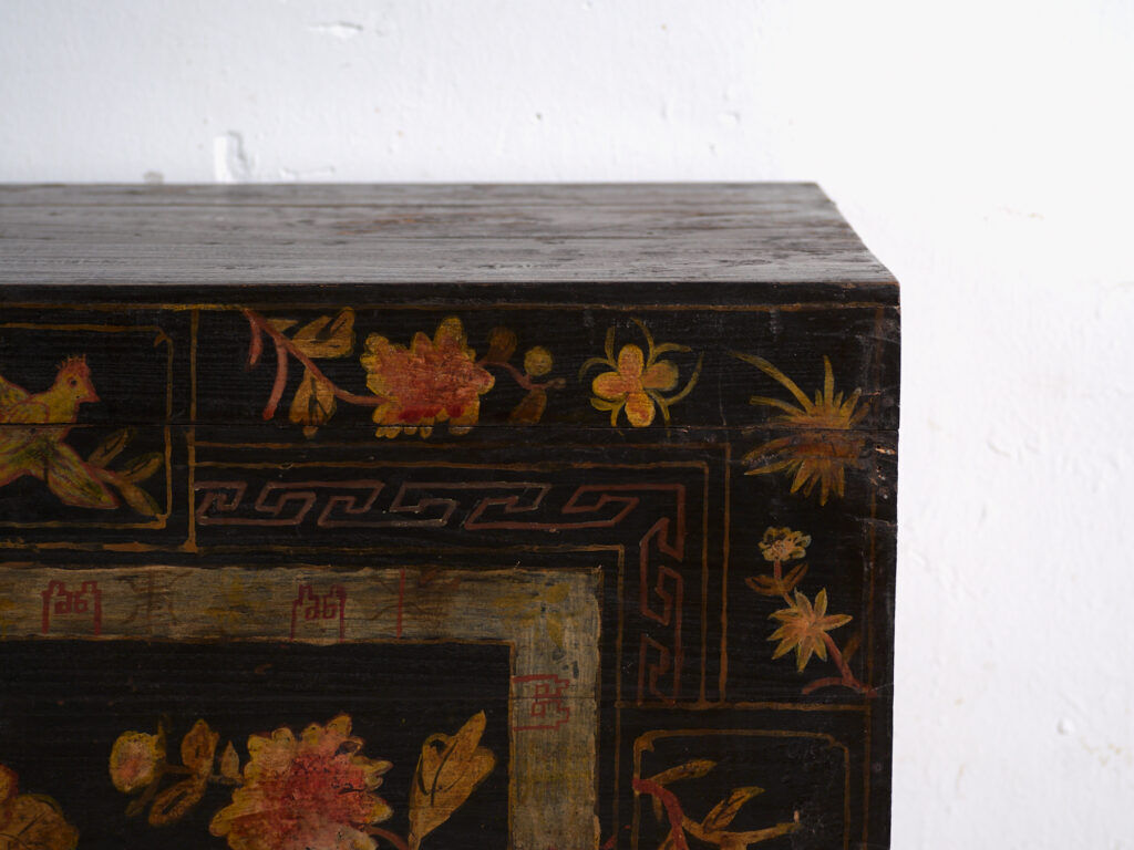 Coffre ancien peint en bois de pin – Chine, vers 1900