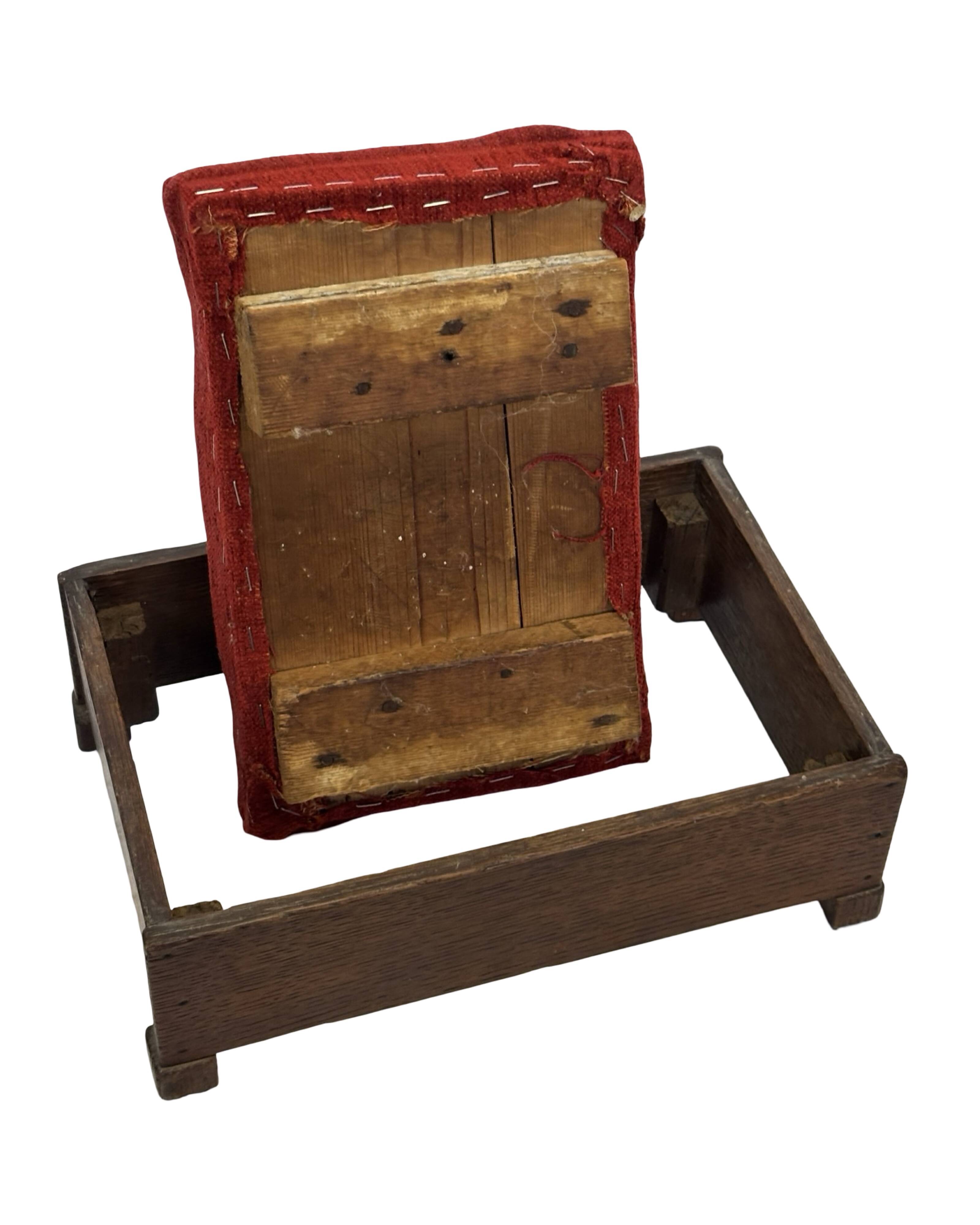 Pouf Art Déco design des années 30, tabouret minimaliste modèle bas.