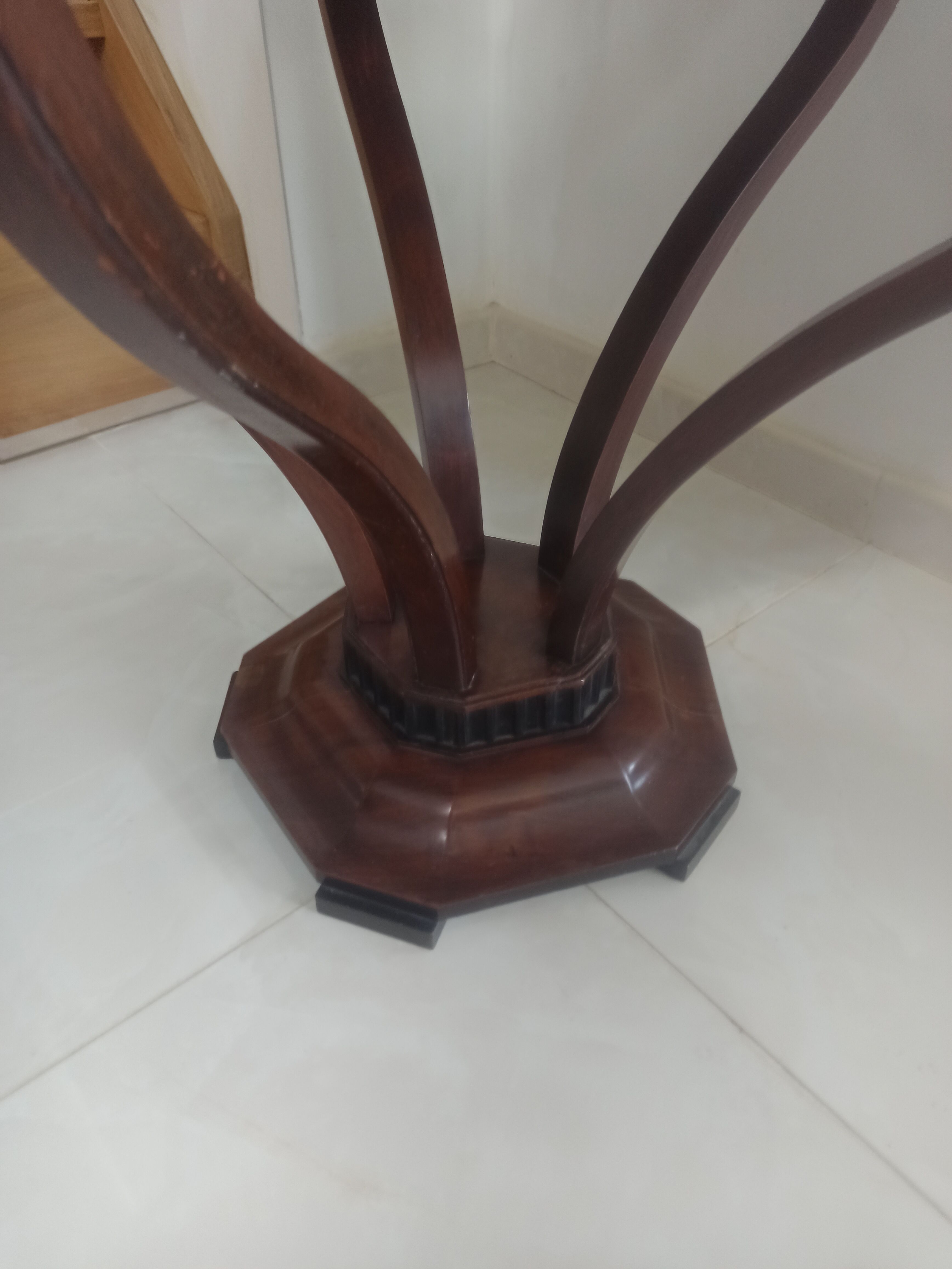 Round table Art Deco mahogany veneer on a tulip-shaped base