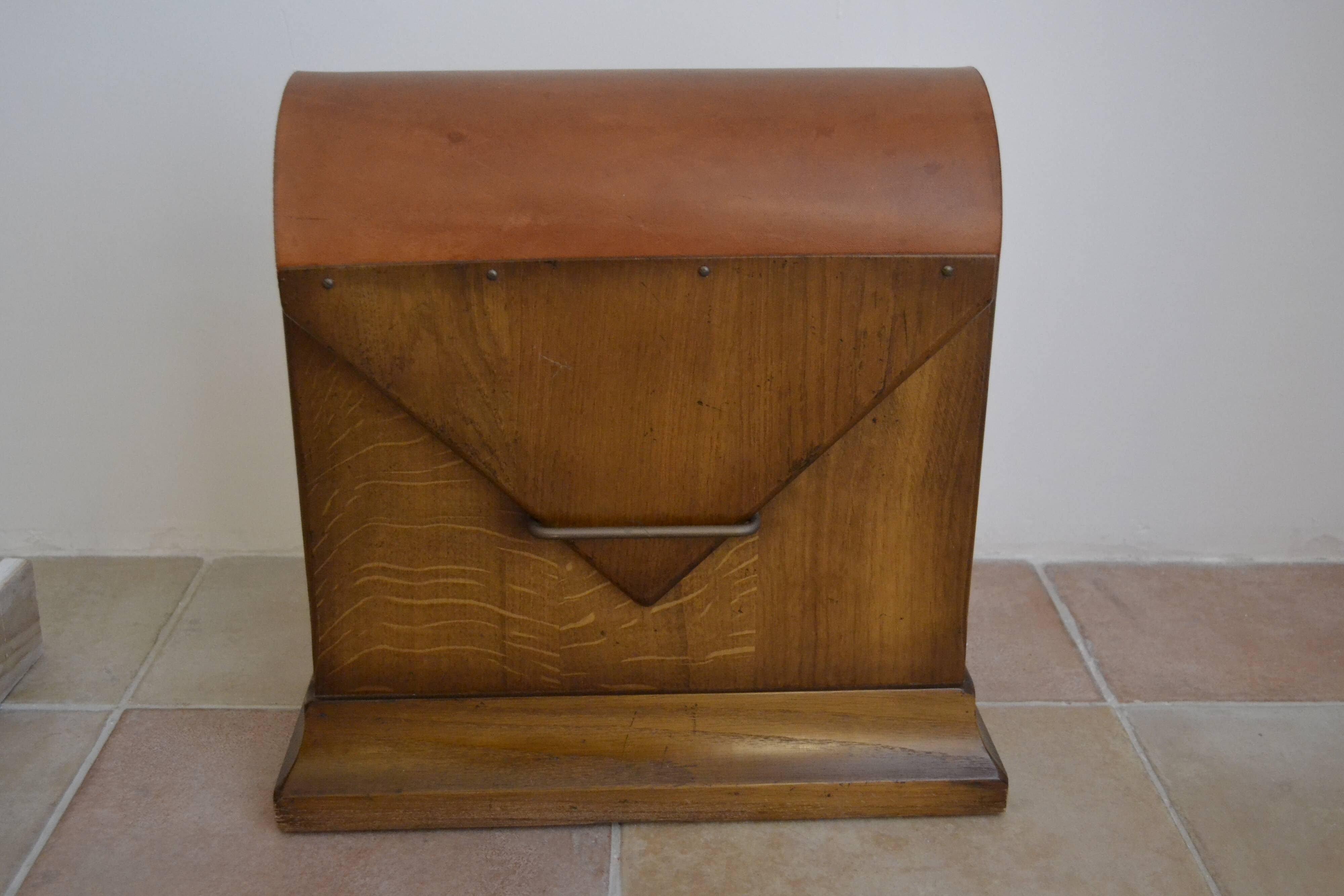 Magazine holder in wood and leather