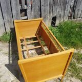 Lit scandinave enfant bois pieds compas avec rotin courbé vintage
