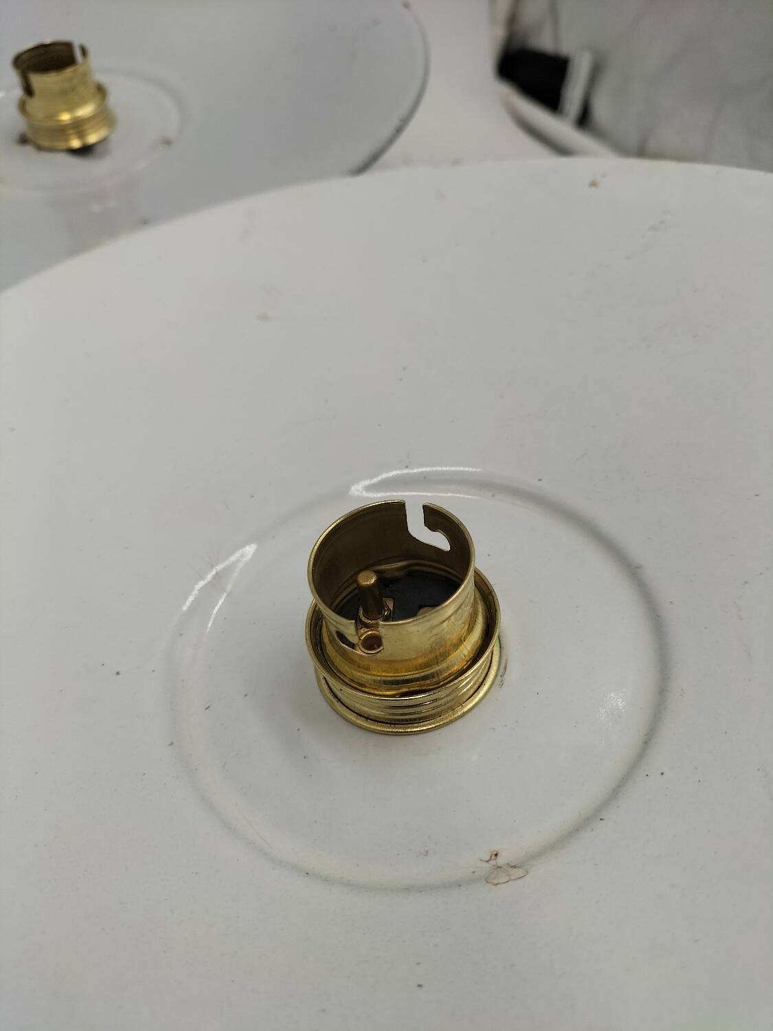 Suspensions in enamelled sheets