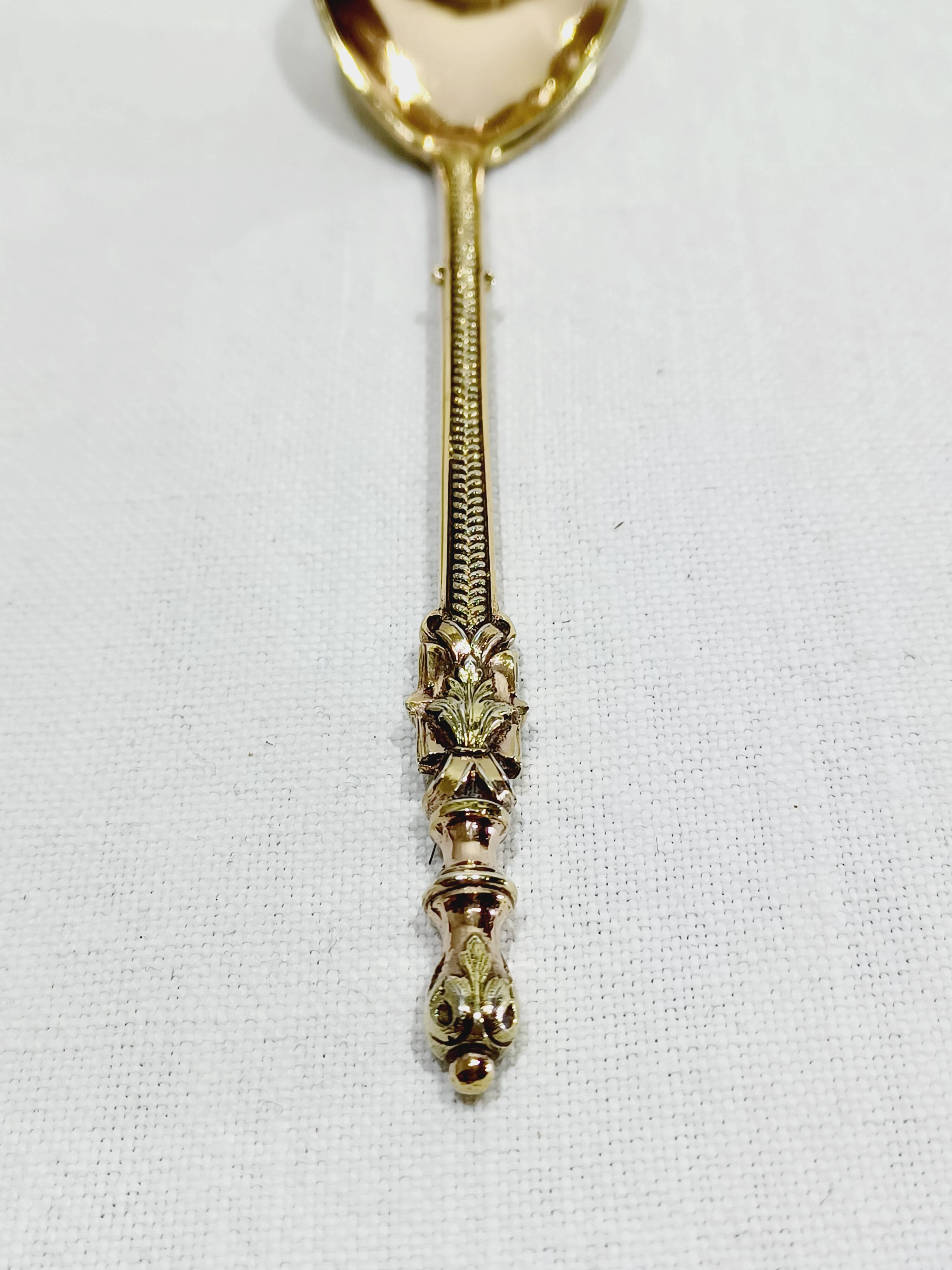 Hénin et Cie – 12 teaspoons with Russian-style silver-gilt handles