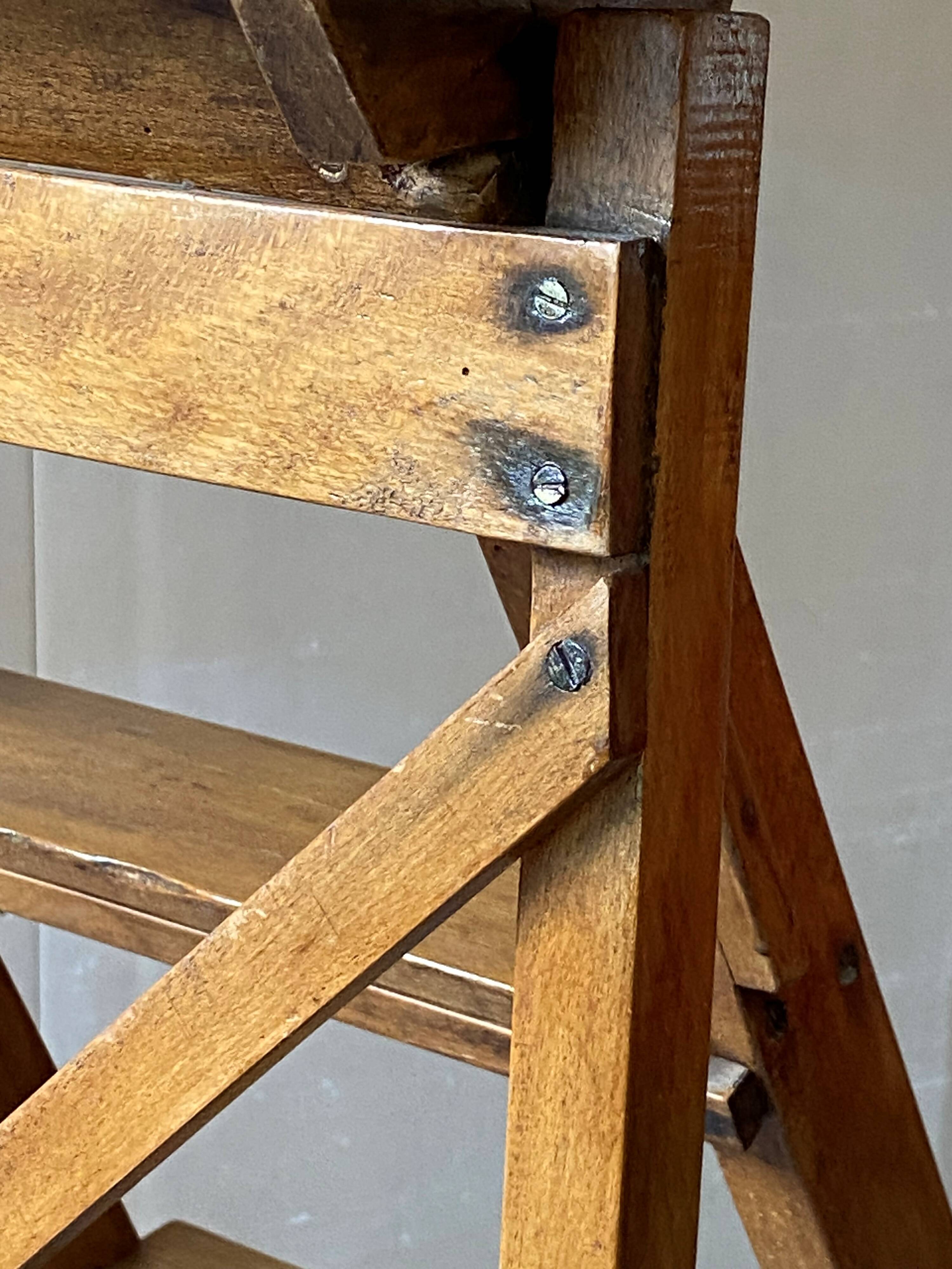 Ancien escabeau pliable peintre d’atelier à 4 marches en bois années 40