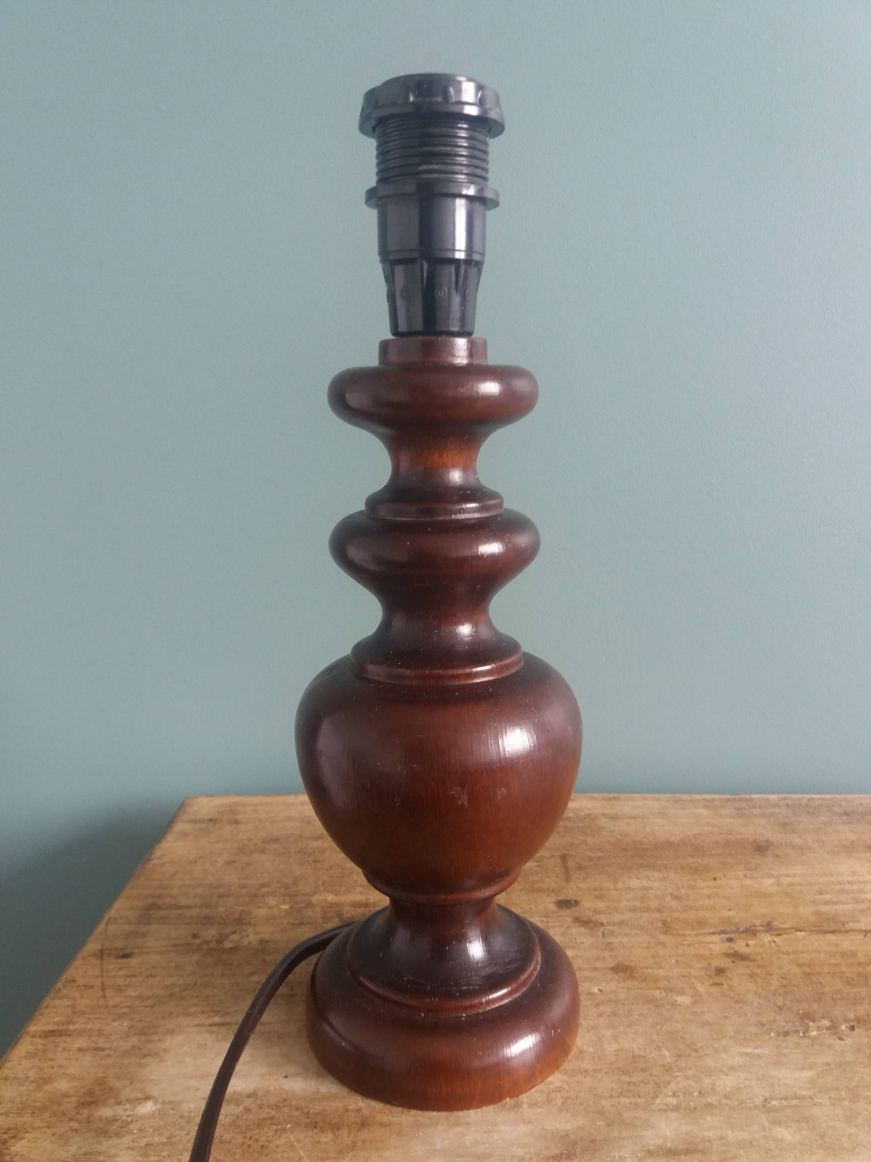 Pied de lampe en bois tourné