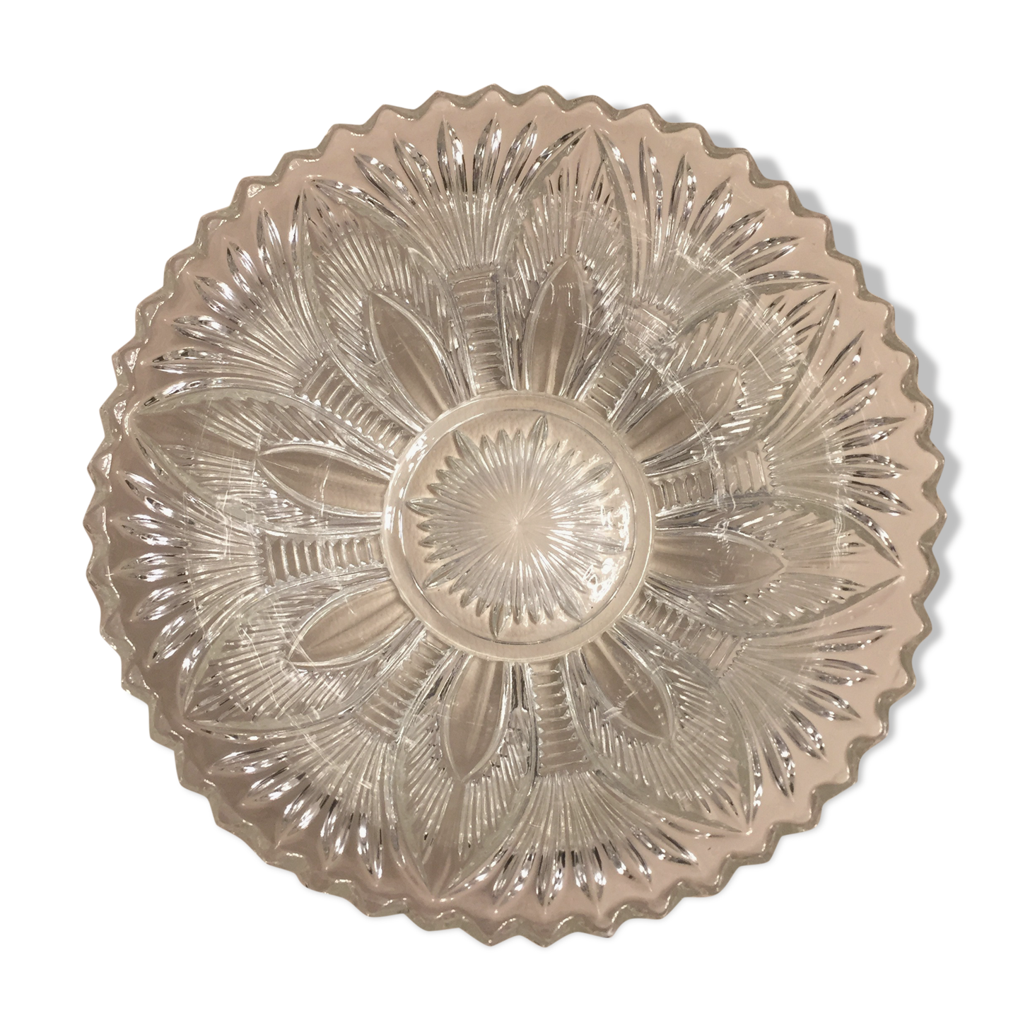Chiseled glass bowl with palm patterns