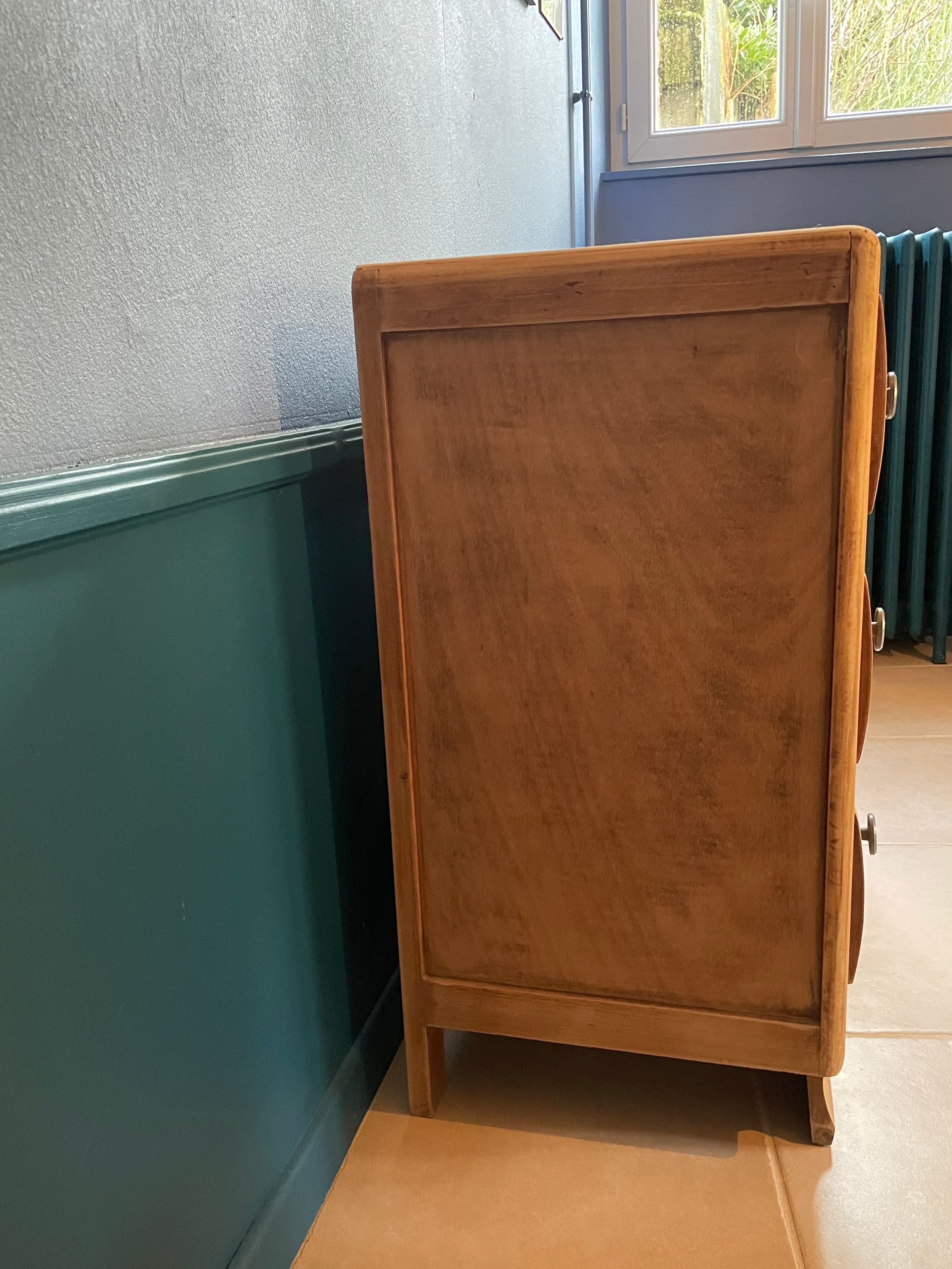 Commode en bois brut