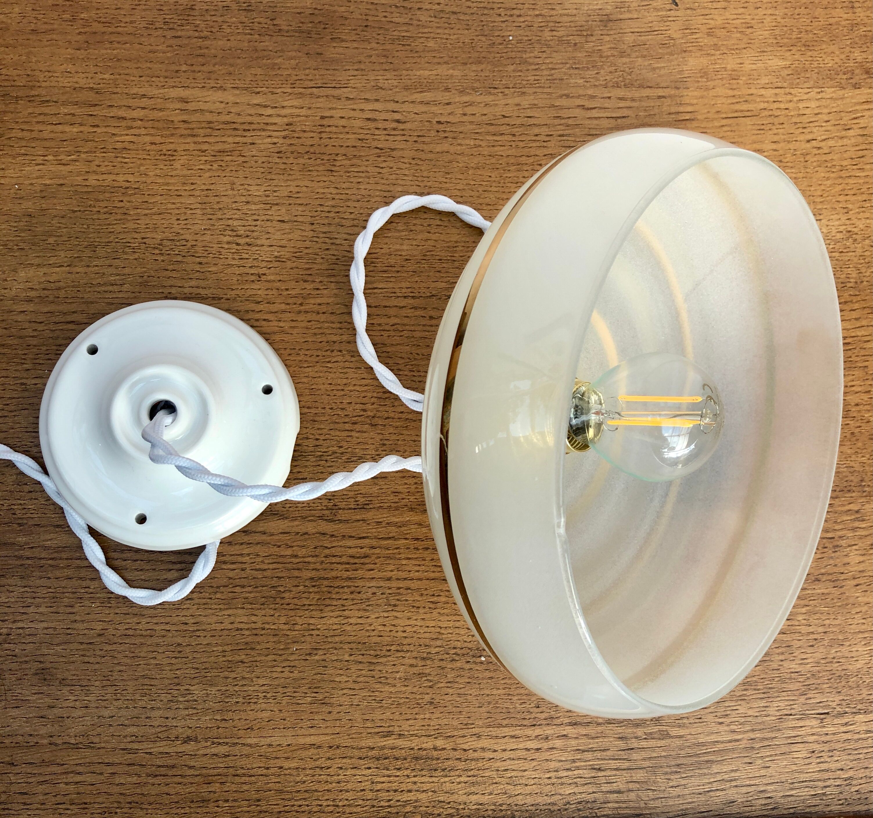 Vintage white and gold glass lampshade suspension