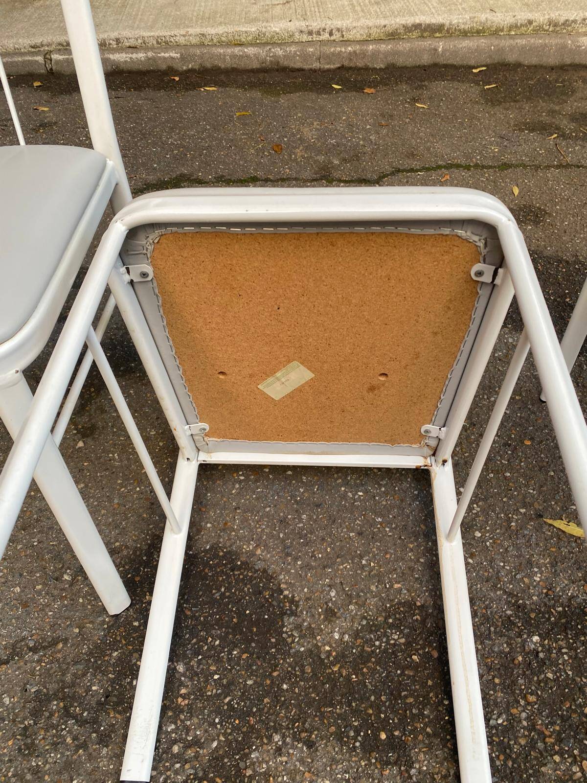4 chaises en acier blanc et cuir gris