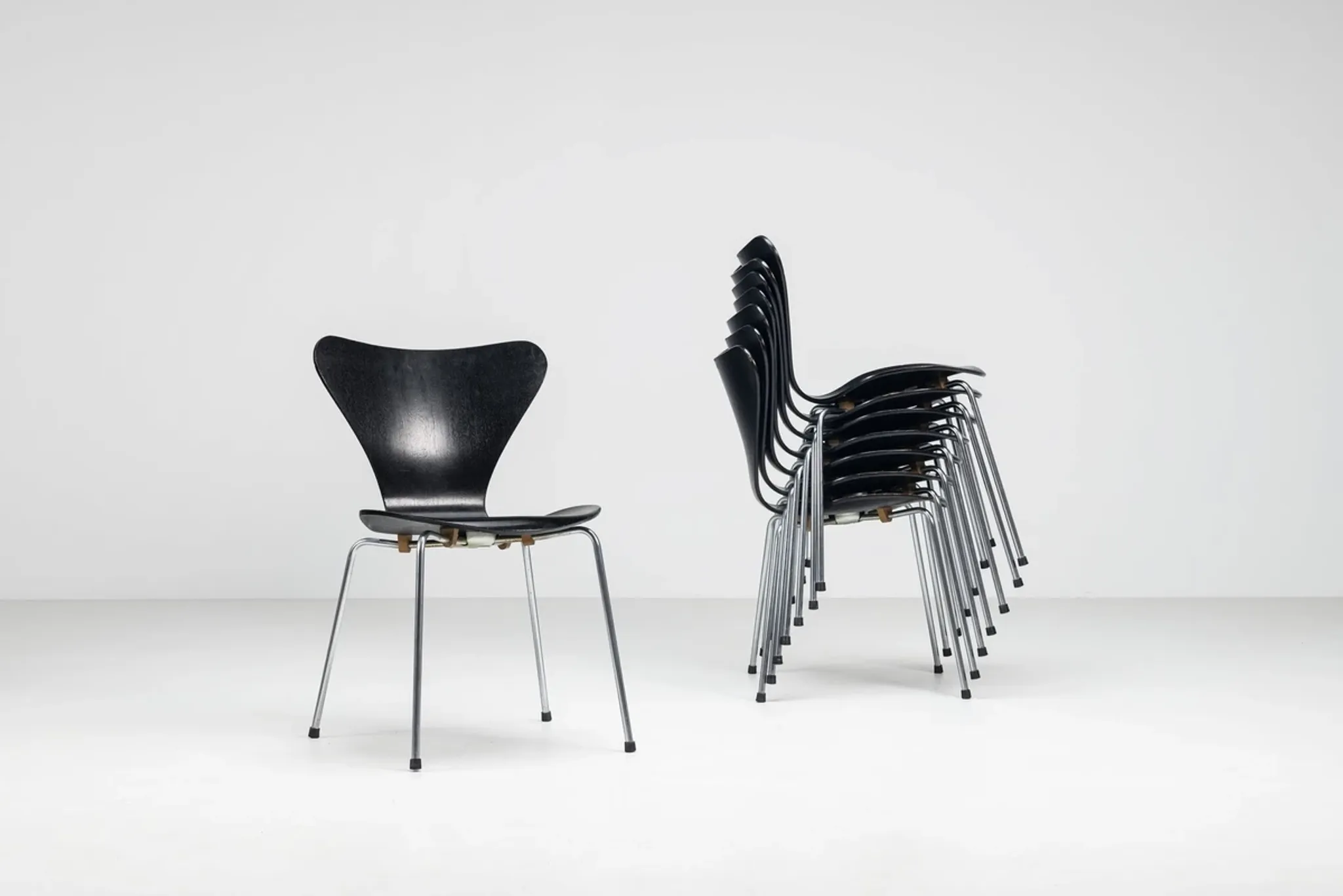 Arne Jacobsen set of eight 3107 Butterfly dining chairs Fritz Hansen Denmark 1967