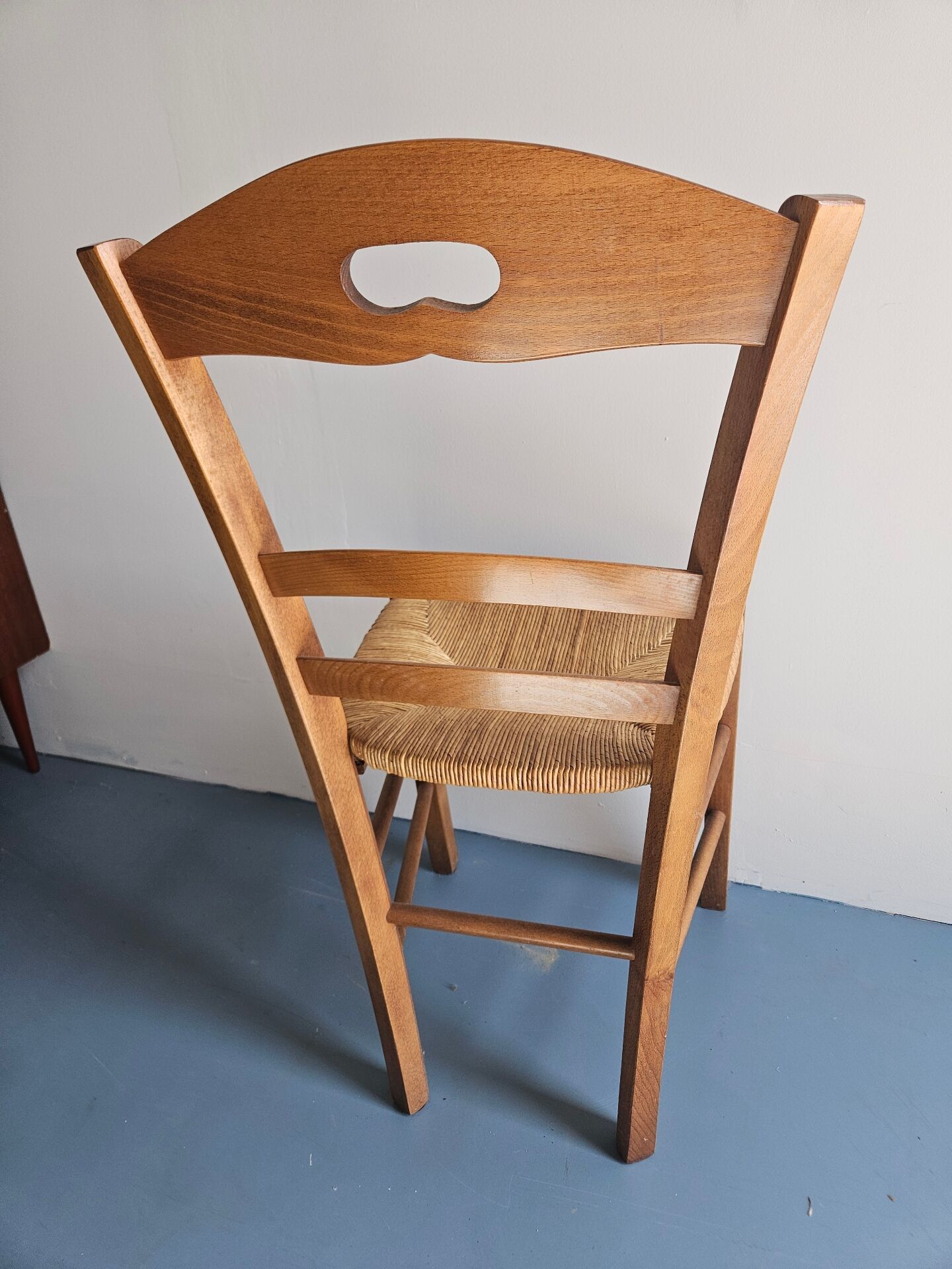 Chaises en bois robuste 