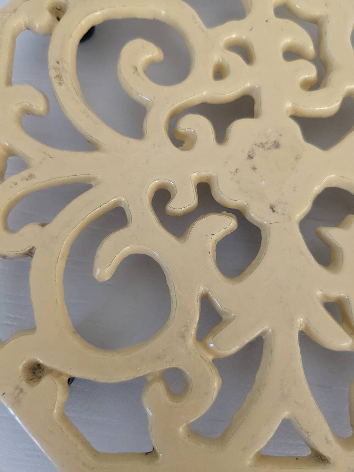 Enamelled cast iron trivet