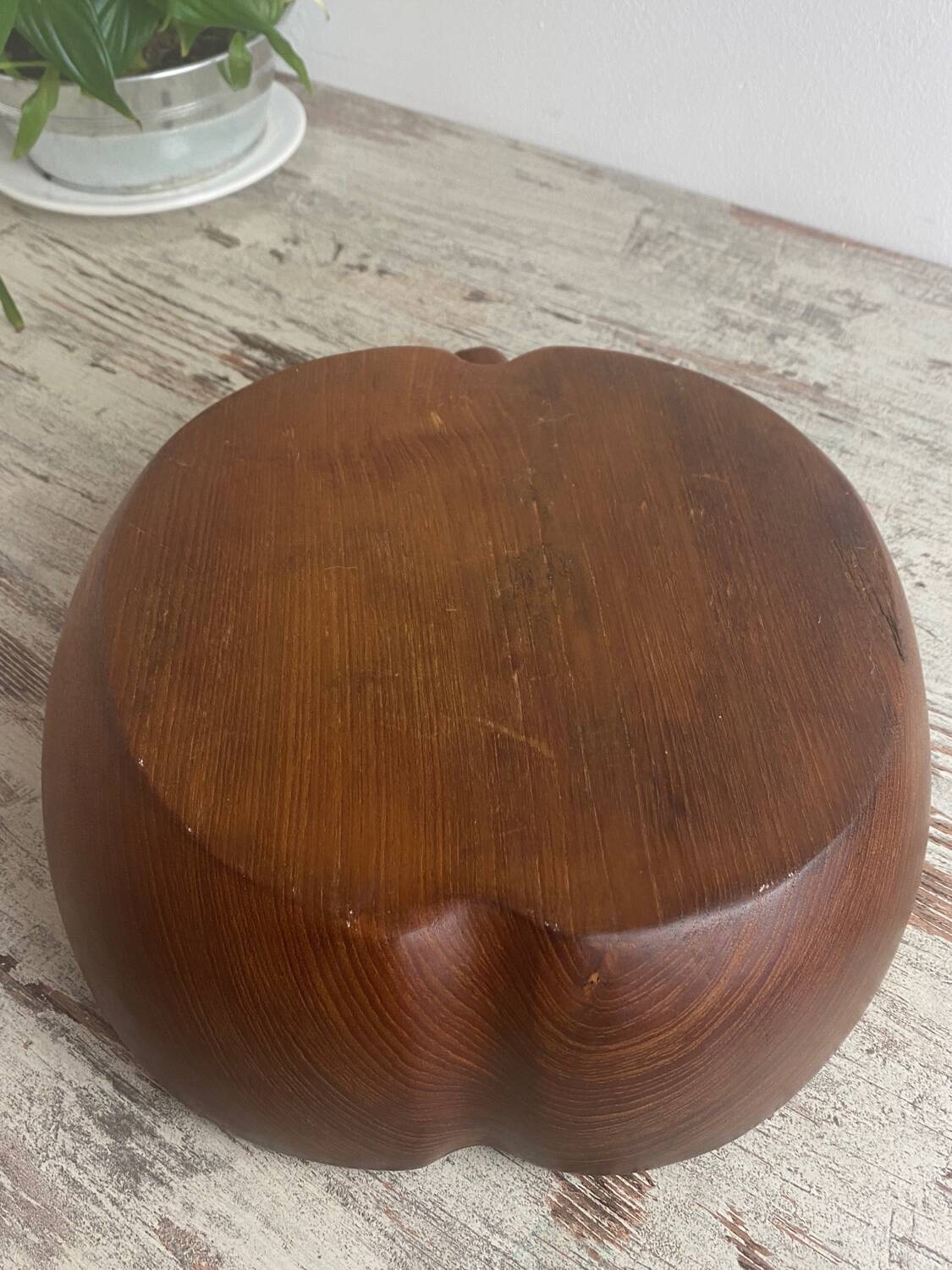 Fruit bowl, apple-shaped salad bowl in teak