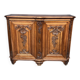 Commode en noyer sculpté de style Louis XV