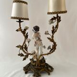 Chandelier représentant un amour les yeux bandés
