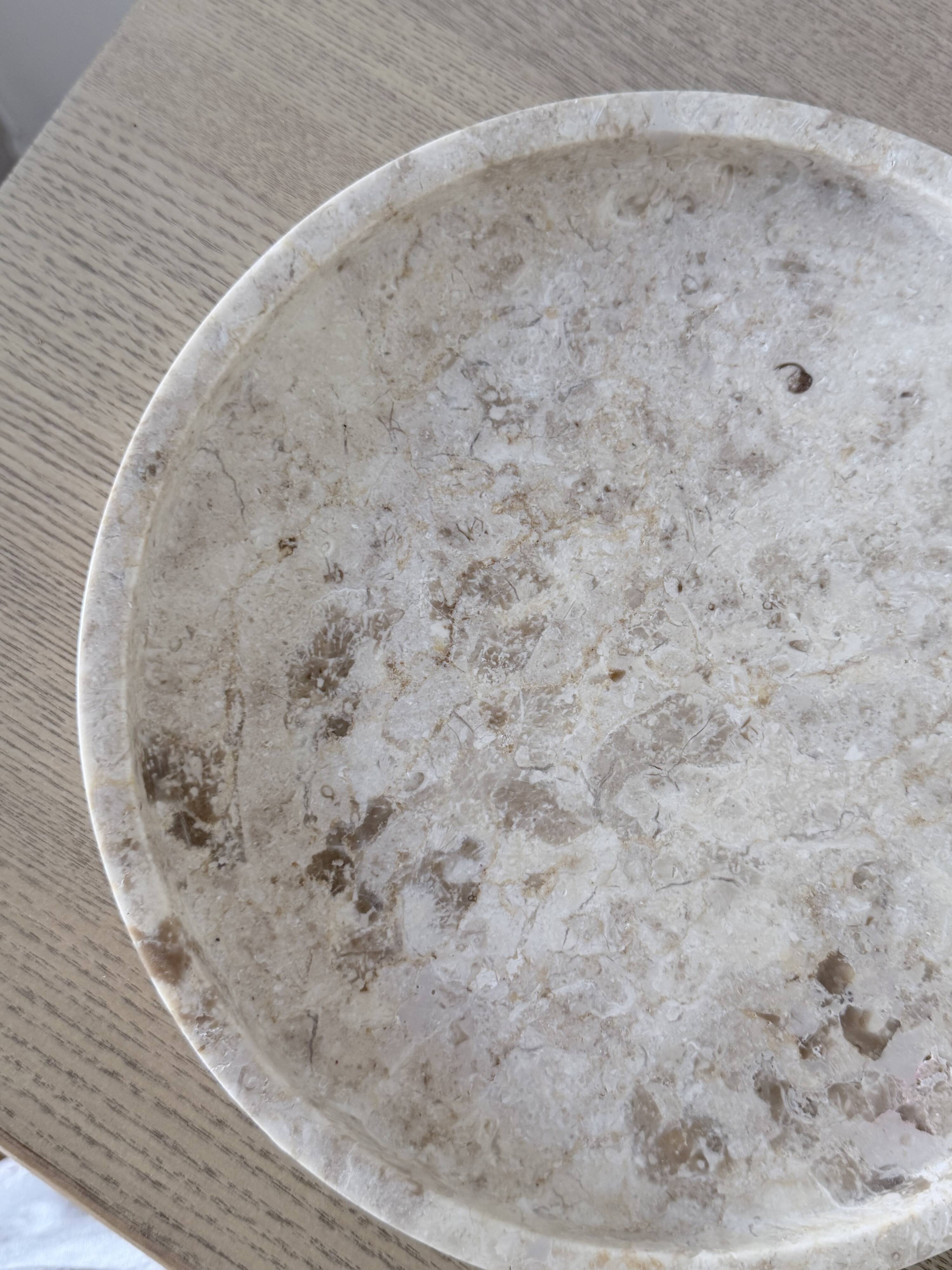 Small round tray in travertine