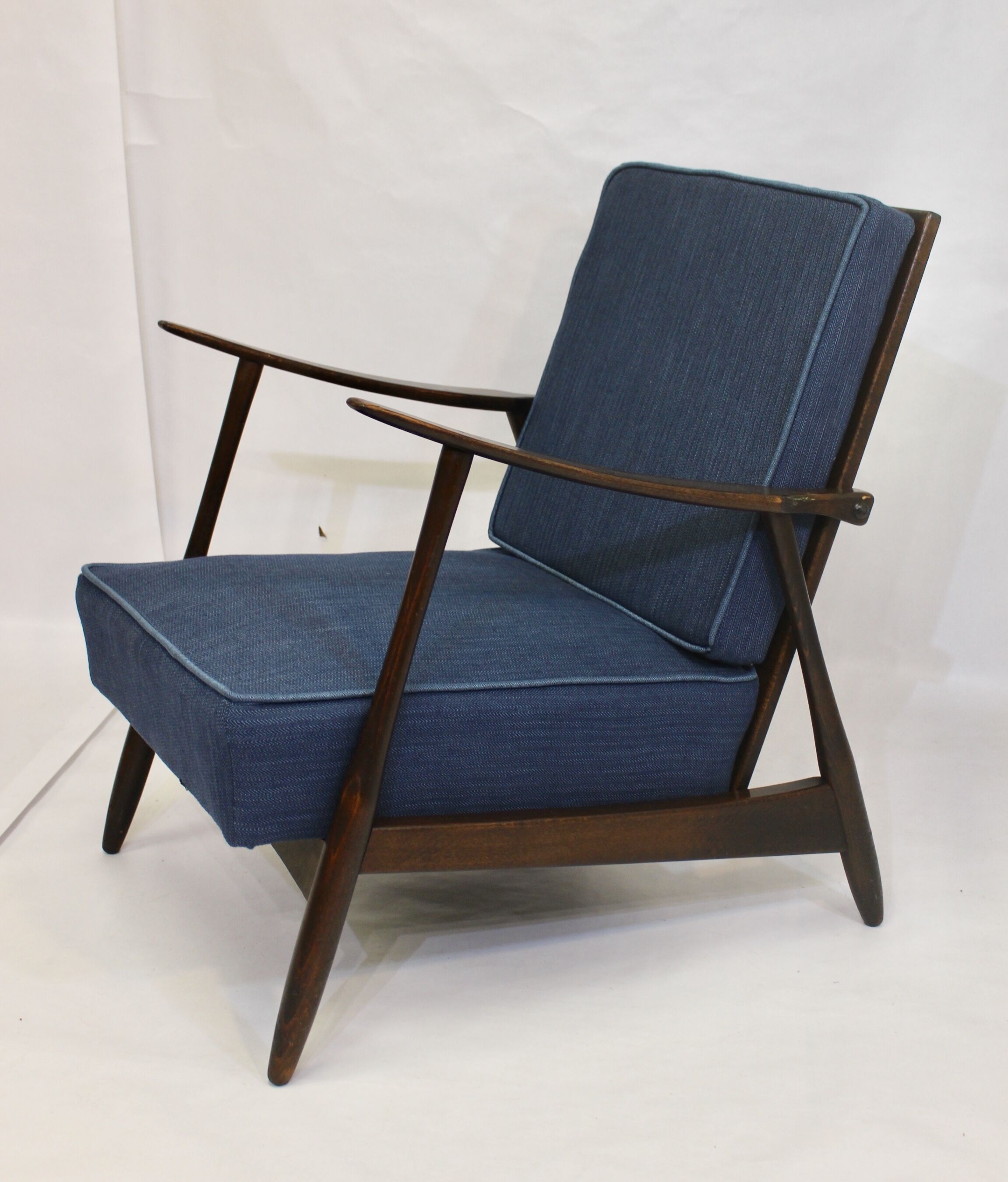 Fauteuil scandinave 1960 tissu bleu foncé effet chevron retapissé