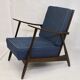 Fauteuil scandinave 1960 tissu bleu foncé effet chevron retapissé