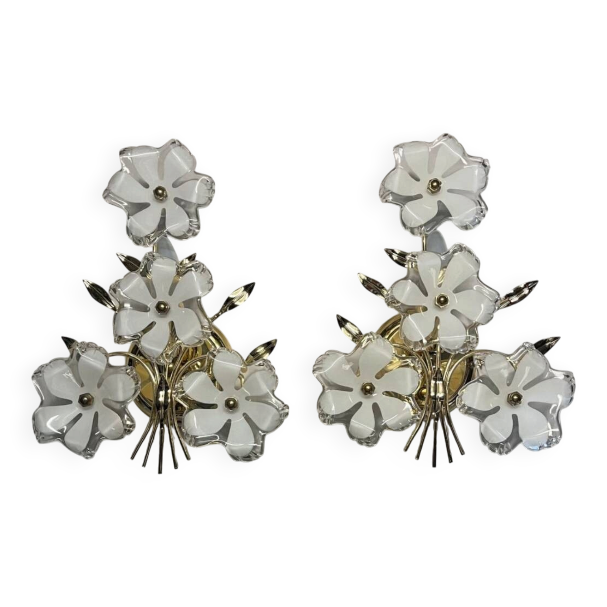 Pair of Italian floral wall lights in opaline glass, Murano style.