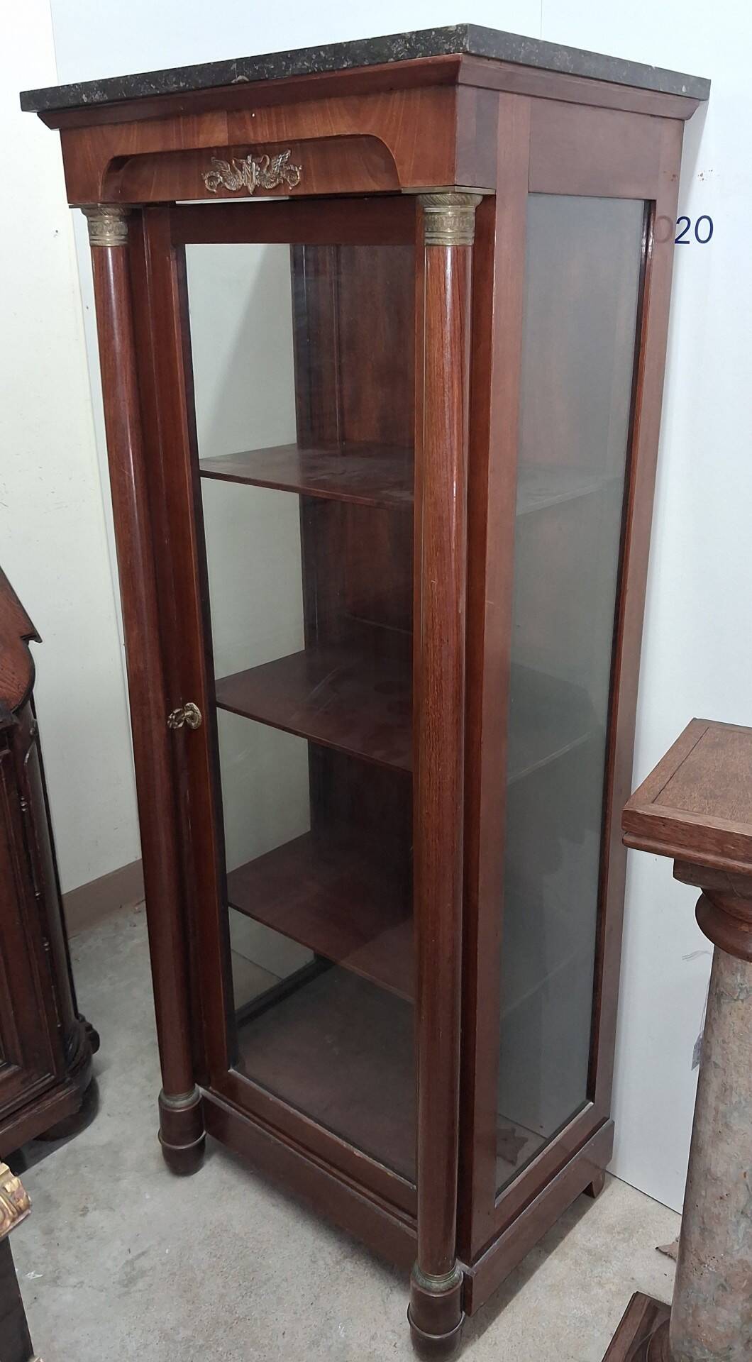 Vitrine style Empire en acajou et bronze doré, dessus marbre noir – XIXe
