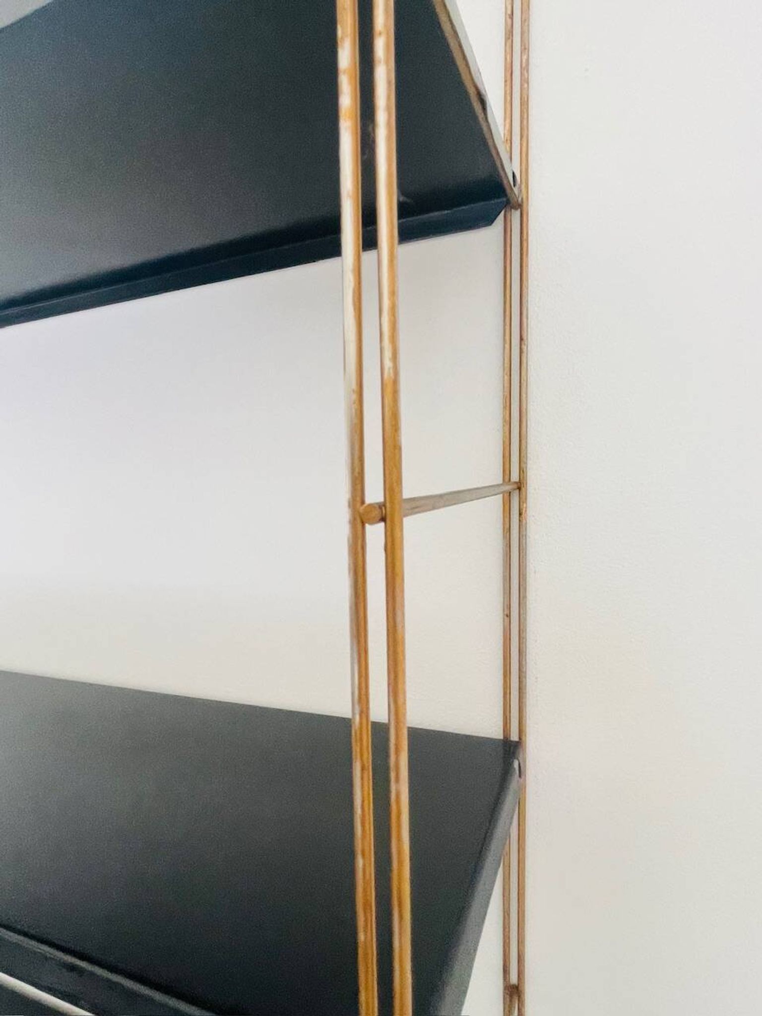 Etagère murale vintage modulable, metal et laiton circa 1960s