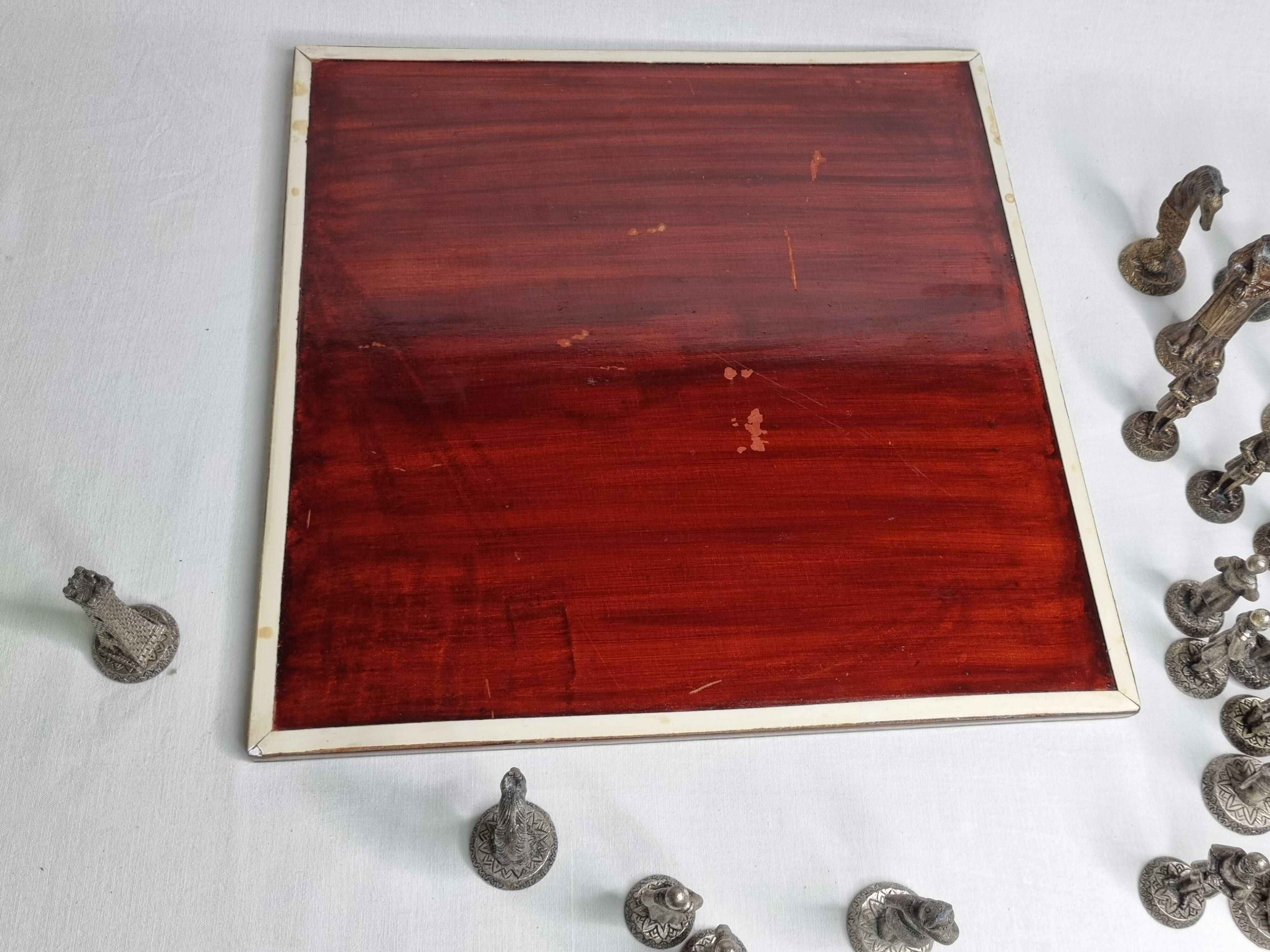 Vintage chess set in patinated metal alloy with a 39 cm chessboard from the 1980s.