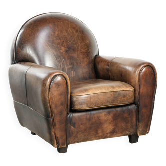 Armchair made of comfortable sheepskin leather in Art Deco design