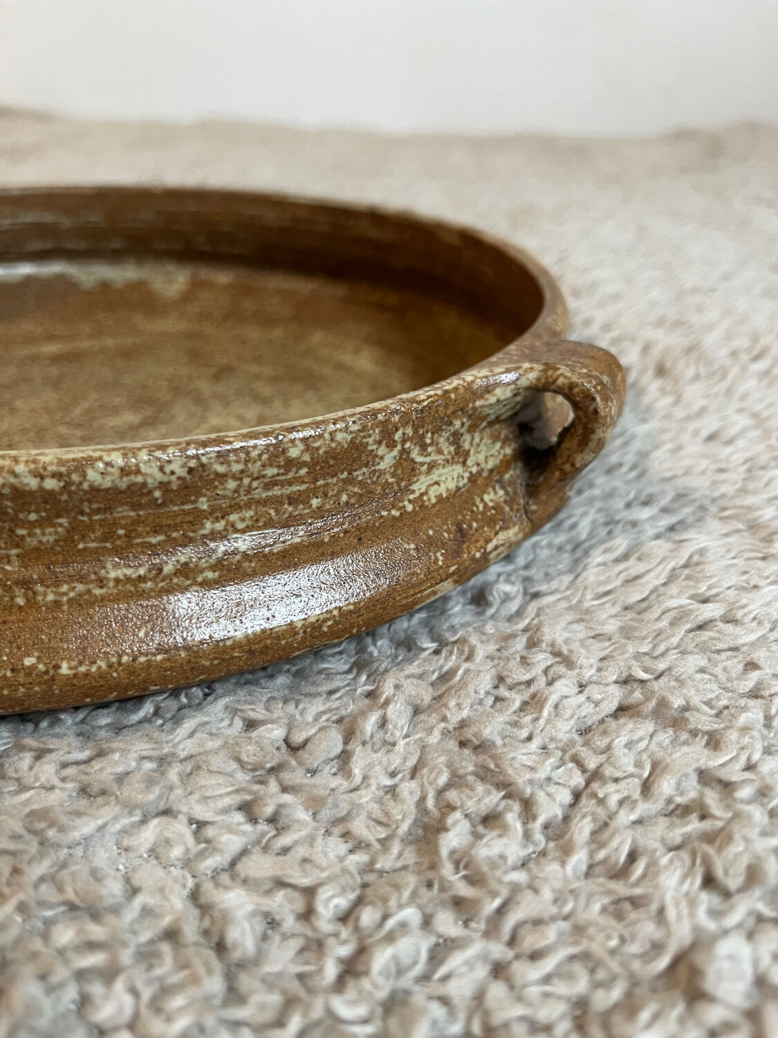 Round stoneware plate with handles