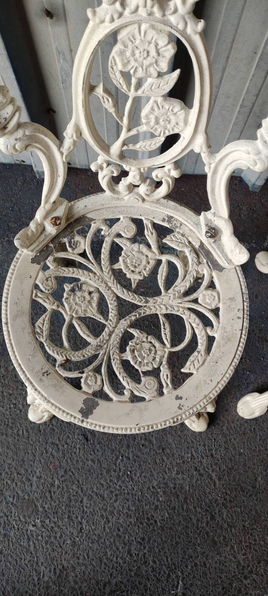 Pair of outdoor chairs in cast aluminum floral decoration