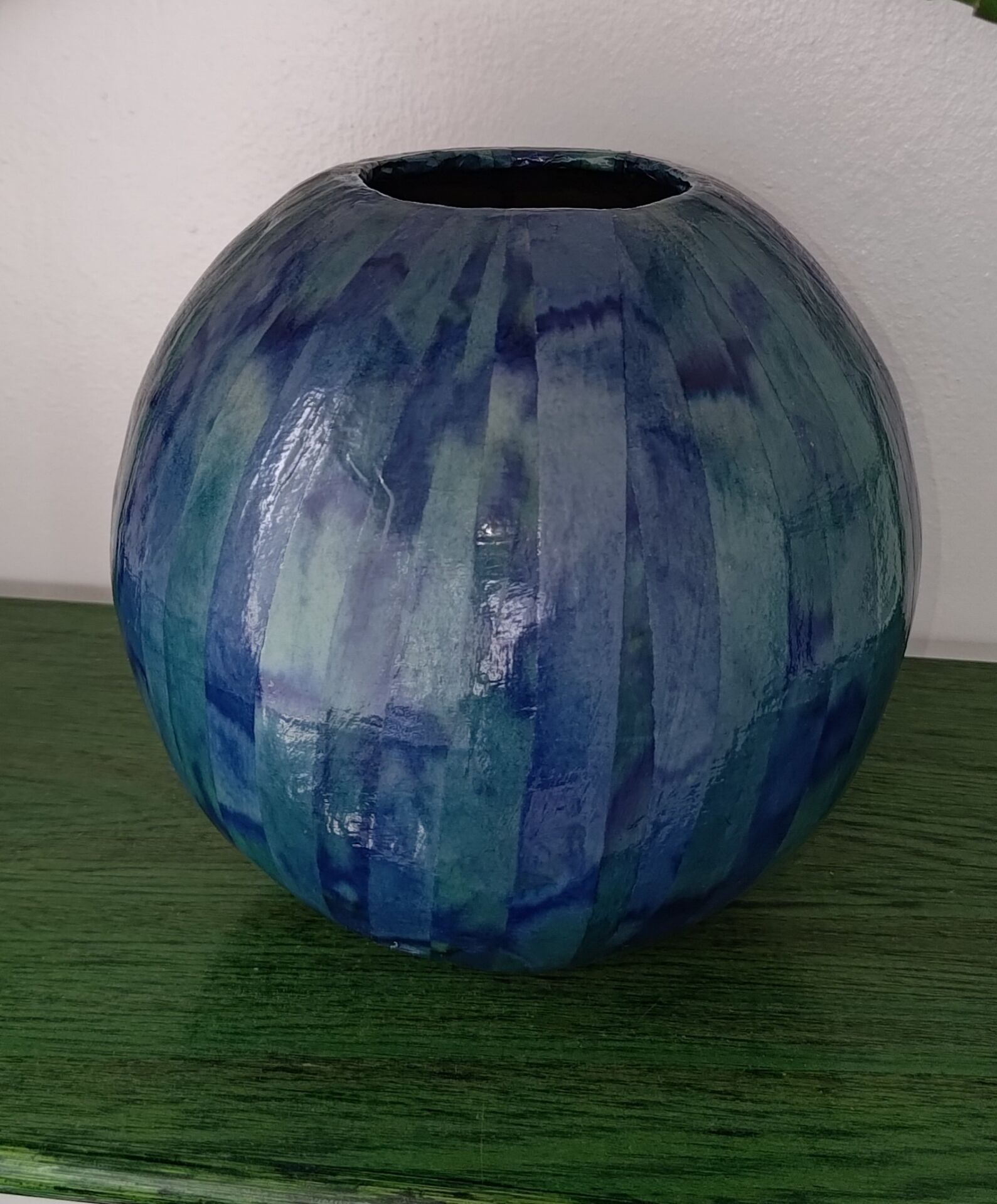 Vase boule carton bouilli