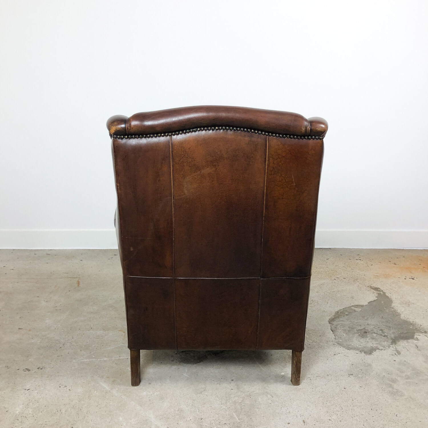 Paire de fauteuils à ailes en cuir de mouton brun foncé vintage