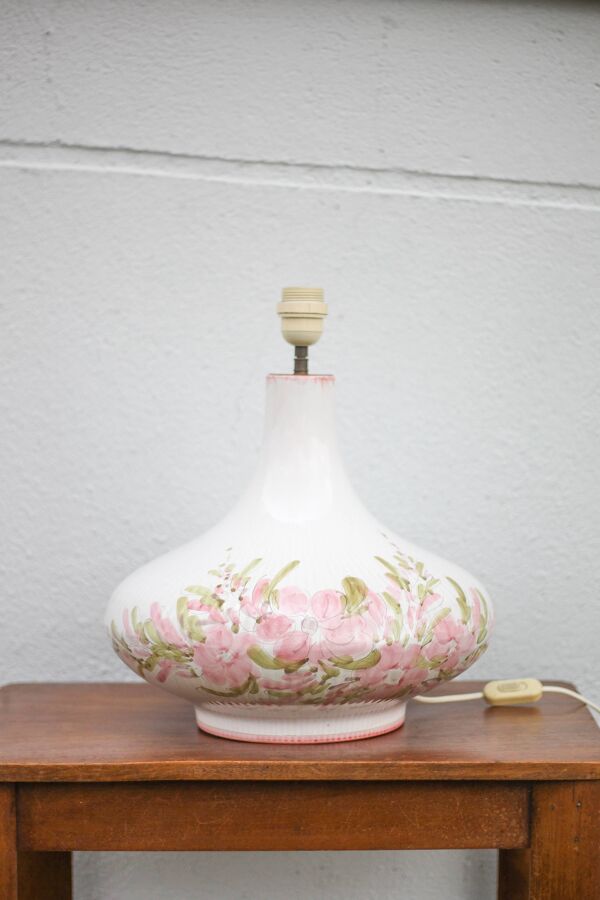 Large lampe en terre cuite glaçurée à décor de fleurs, céramique signée Maithé