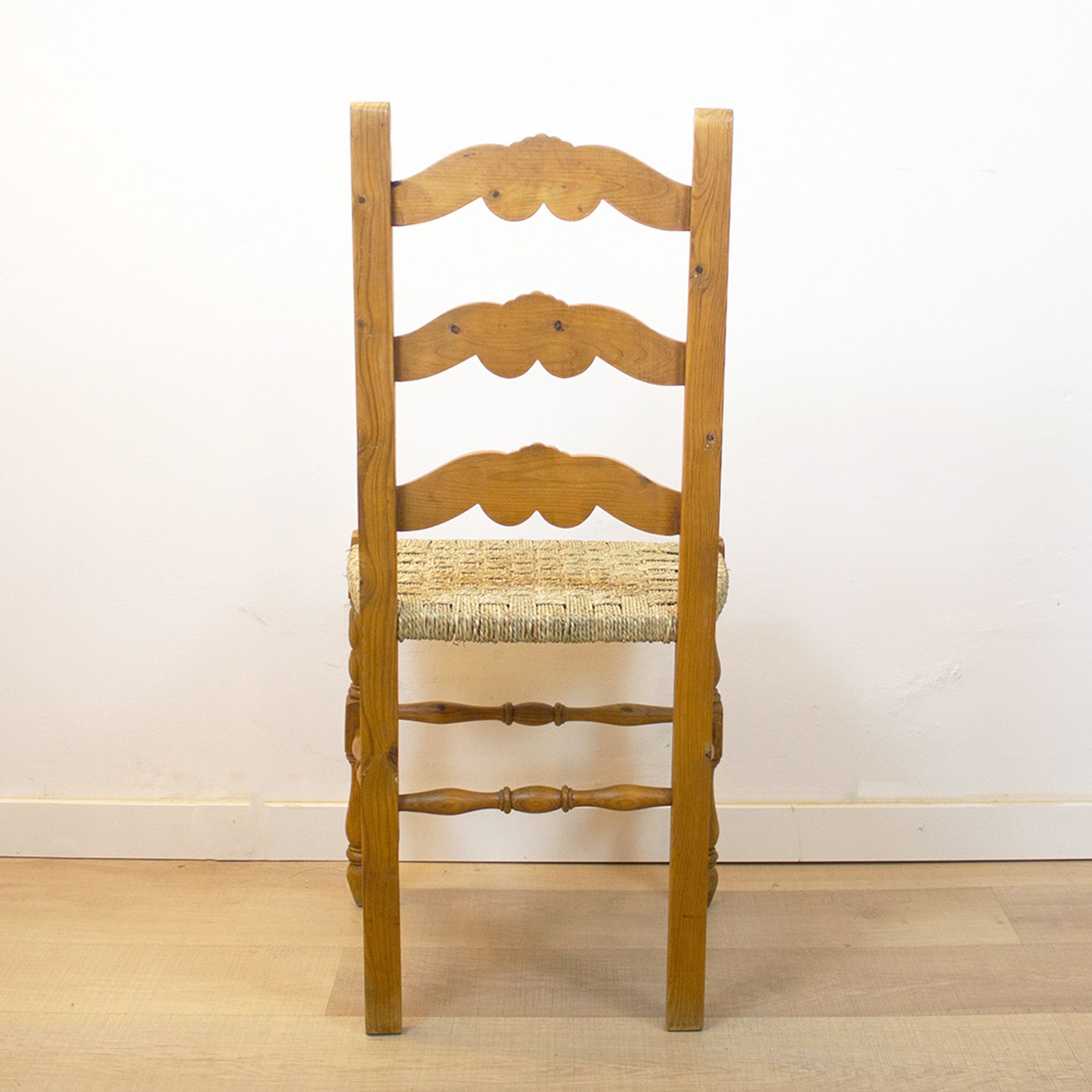 Chaise rustique avec siège tissé Espagne années 1950