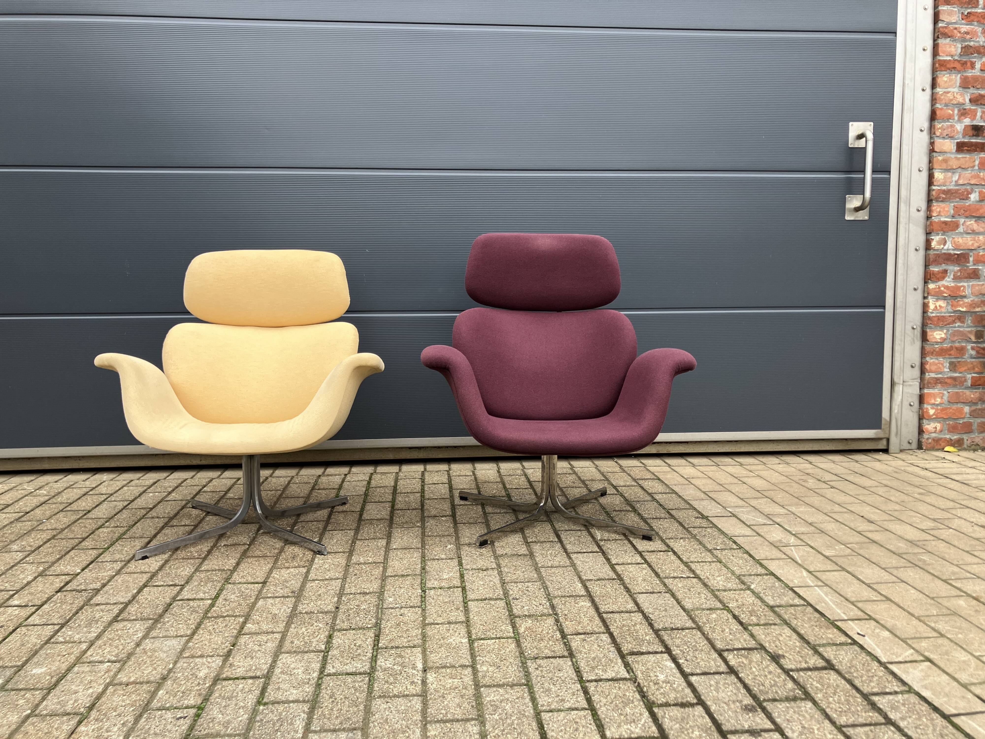 2x Artifort Big Tulip by Pierre Paulin, oud model met kruisvoet