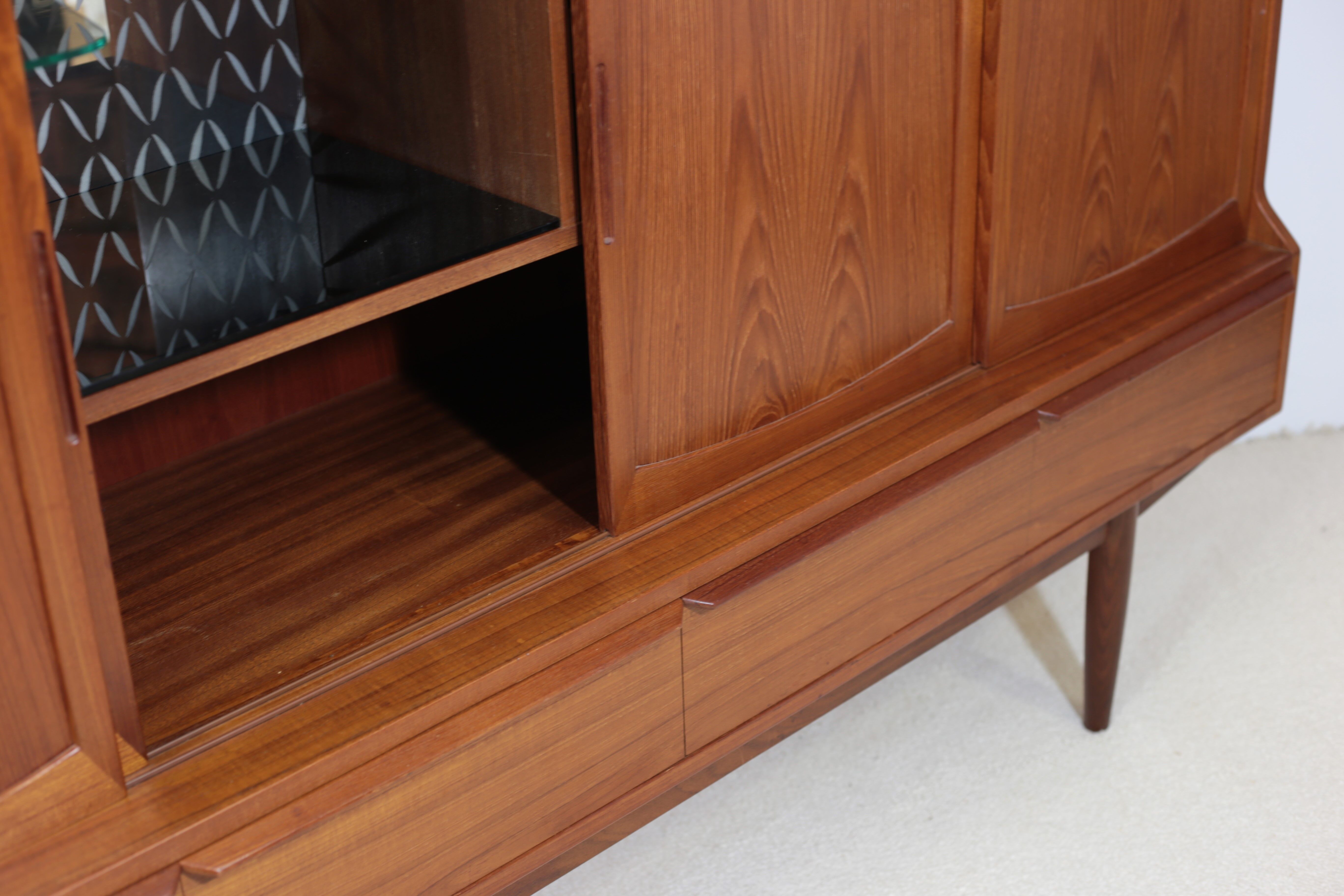 Henning Kjaernulf high sideboard