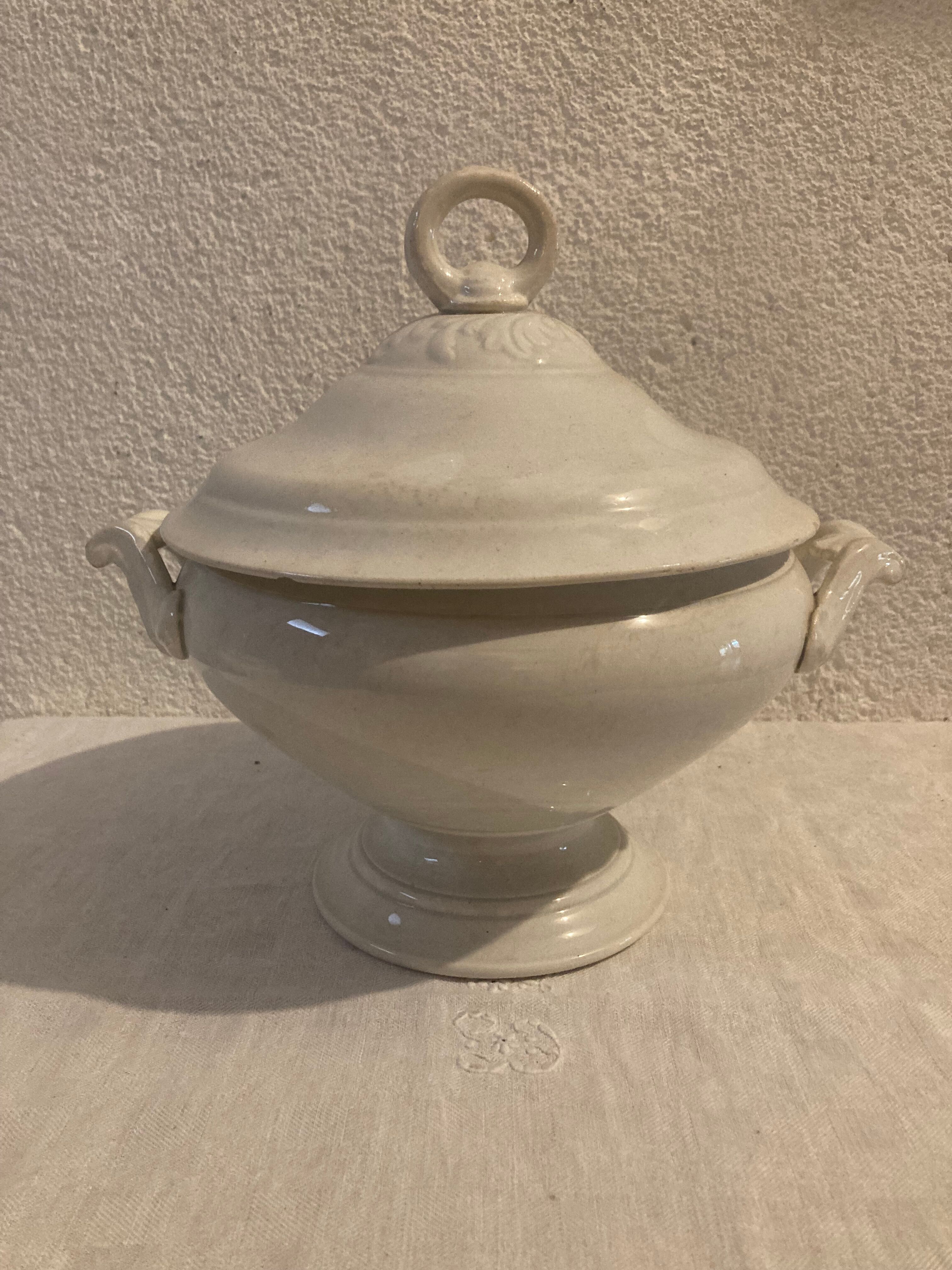 19th century tureen of Montereau