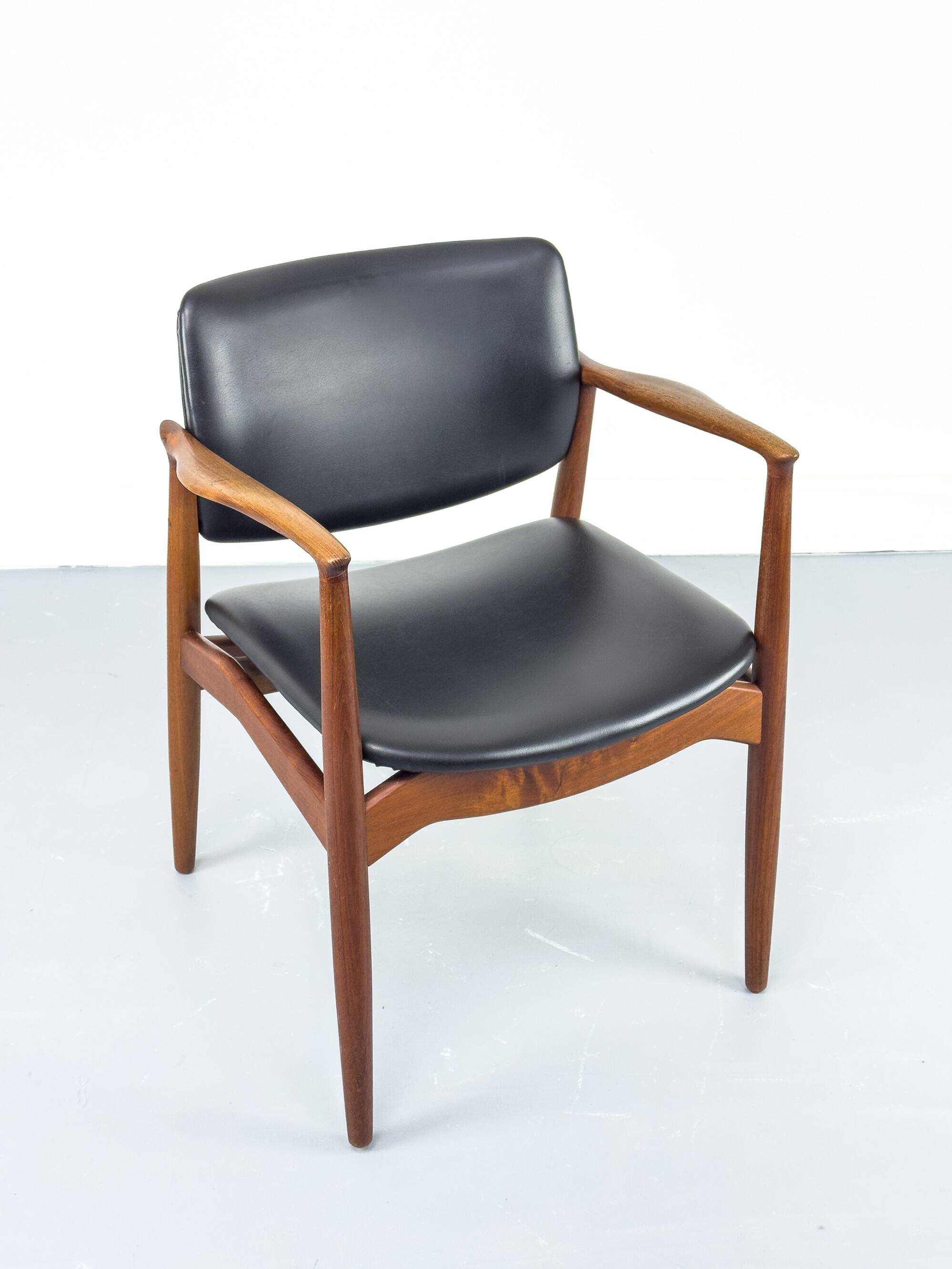 Fauteuil en teck danois par Erik Buch pour Ørum Møbelfabrik, années 1960.