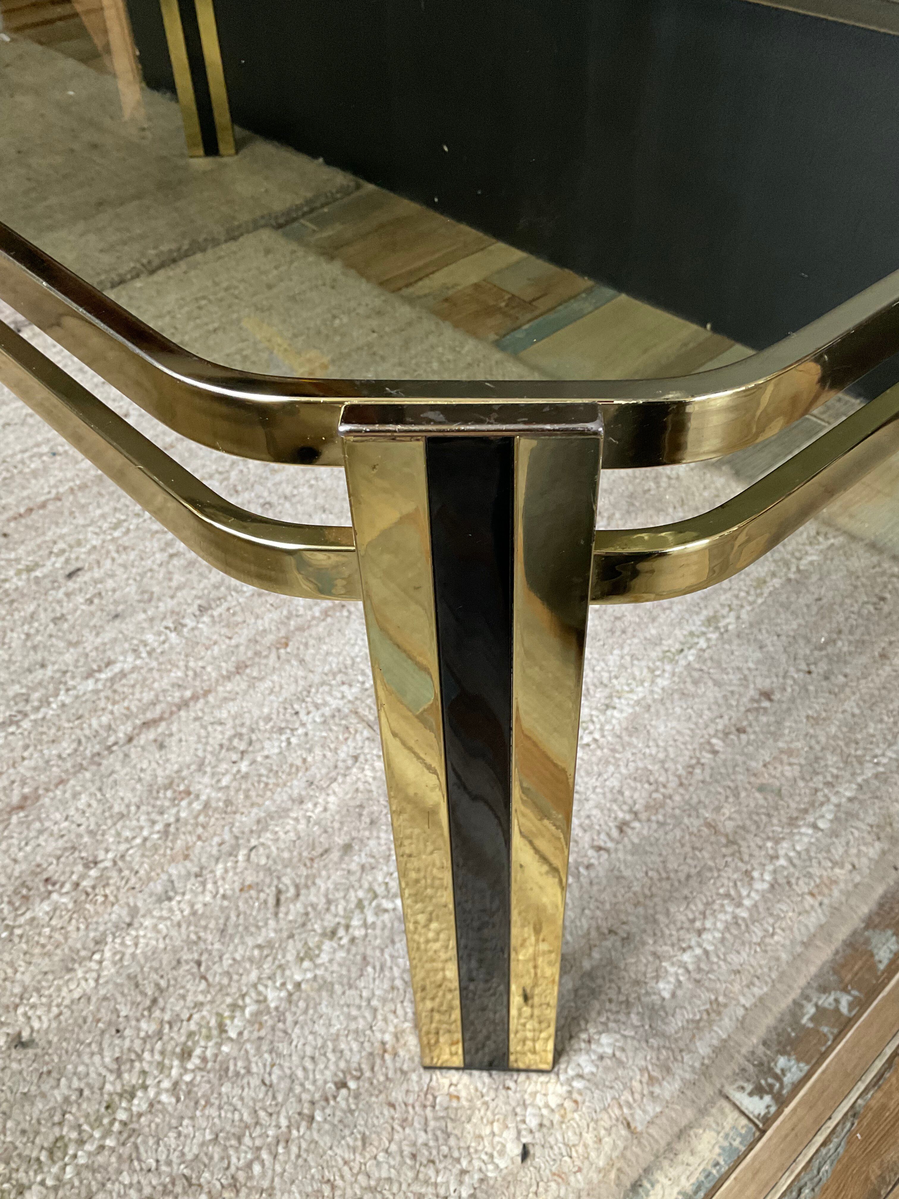 Table basse vintage années 70 en métal doré et verre fumé