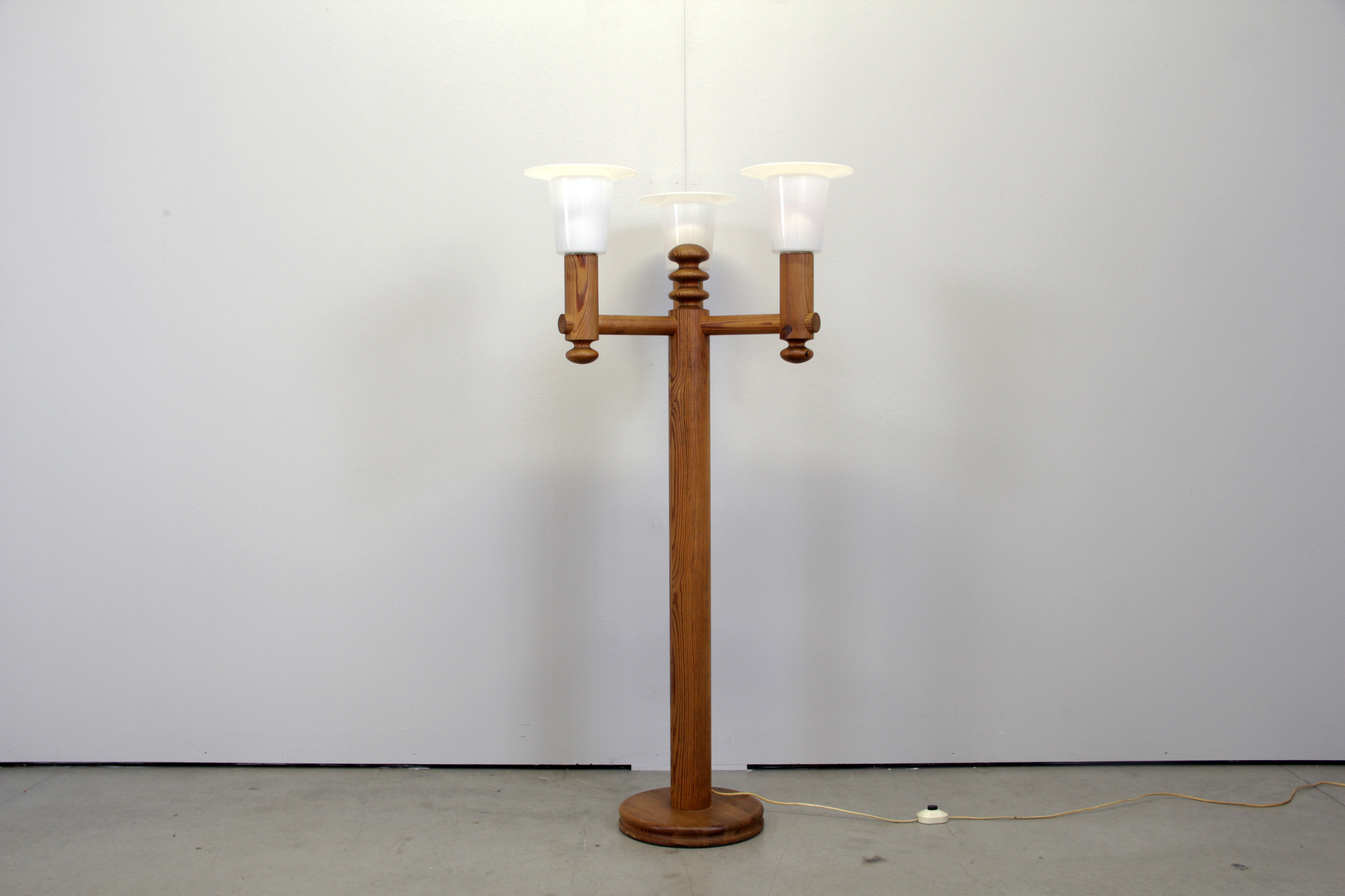 Turned solid pine floor lamp by Uno Kristiansson for Luxus Sweden, 1970s
