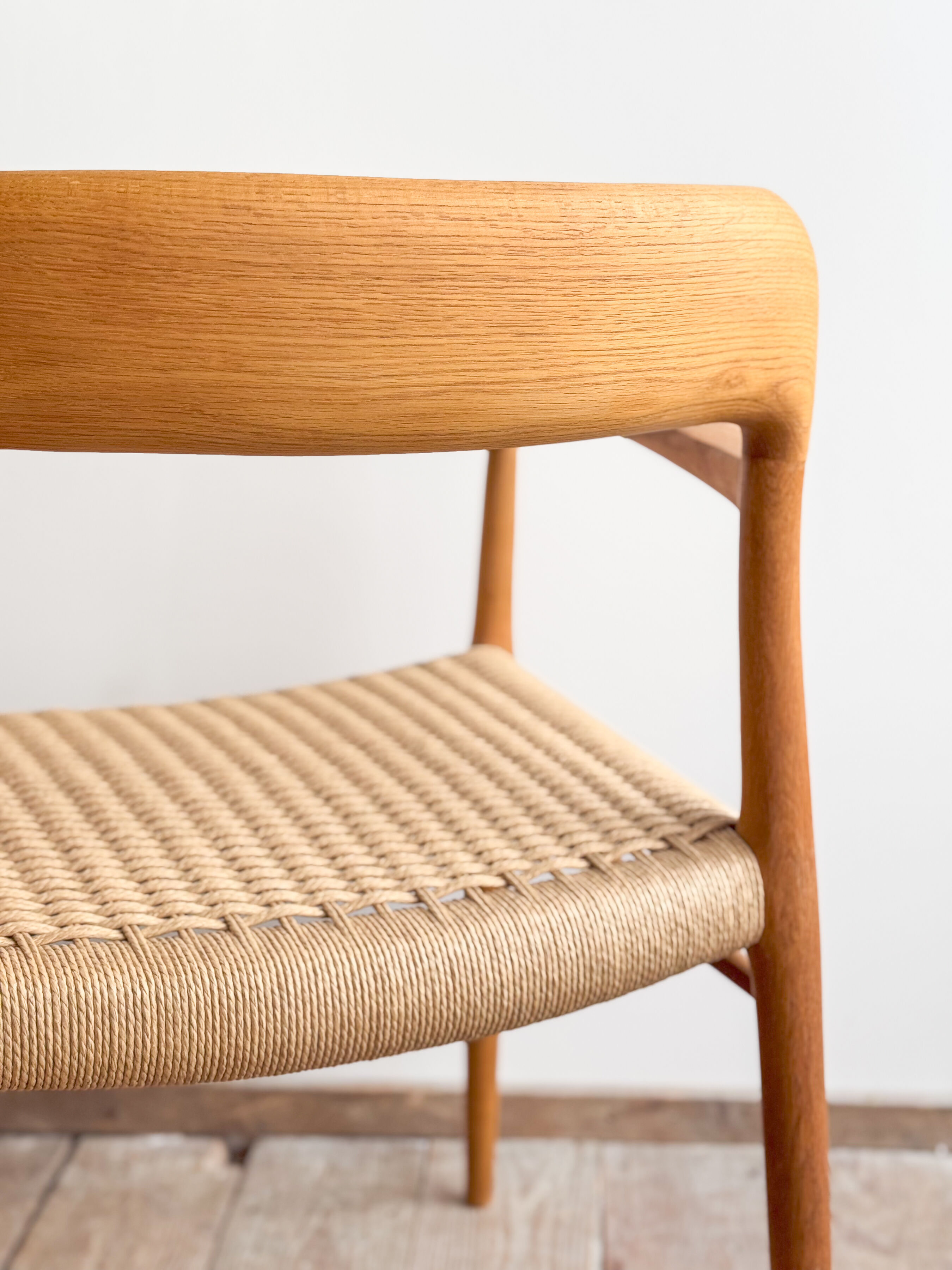 Paire de chaises de salle à manger modèle 56 par Niels O. Møller en chêne