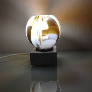 Lampe globe en verre polychrome sur socle marbre / vintage années 60-70