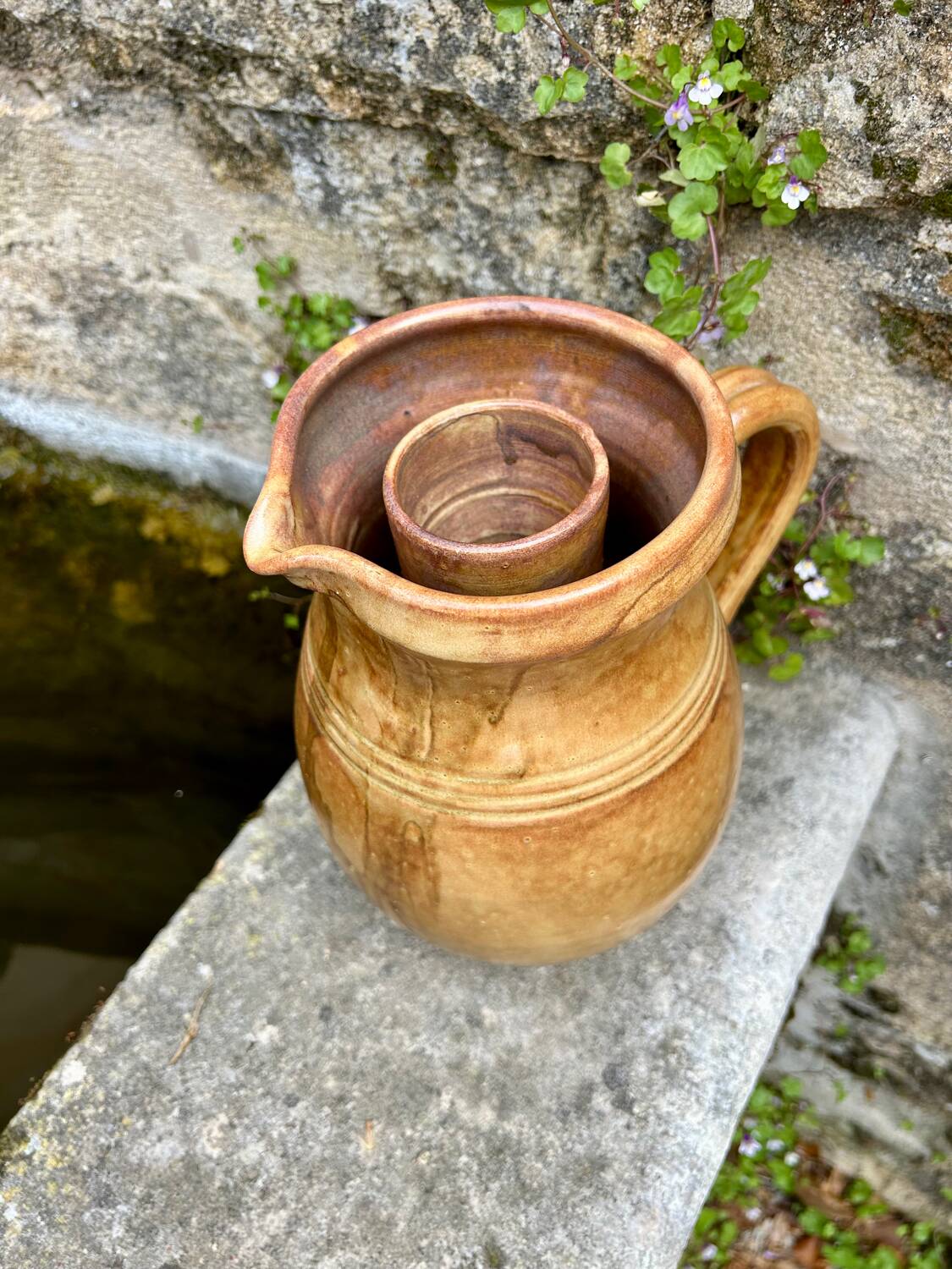 Refreshing ceramic carafe