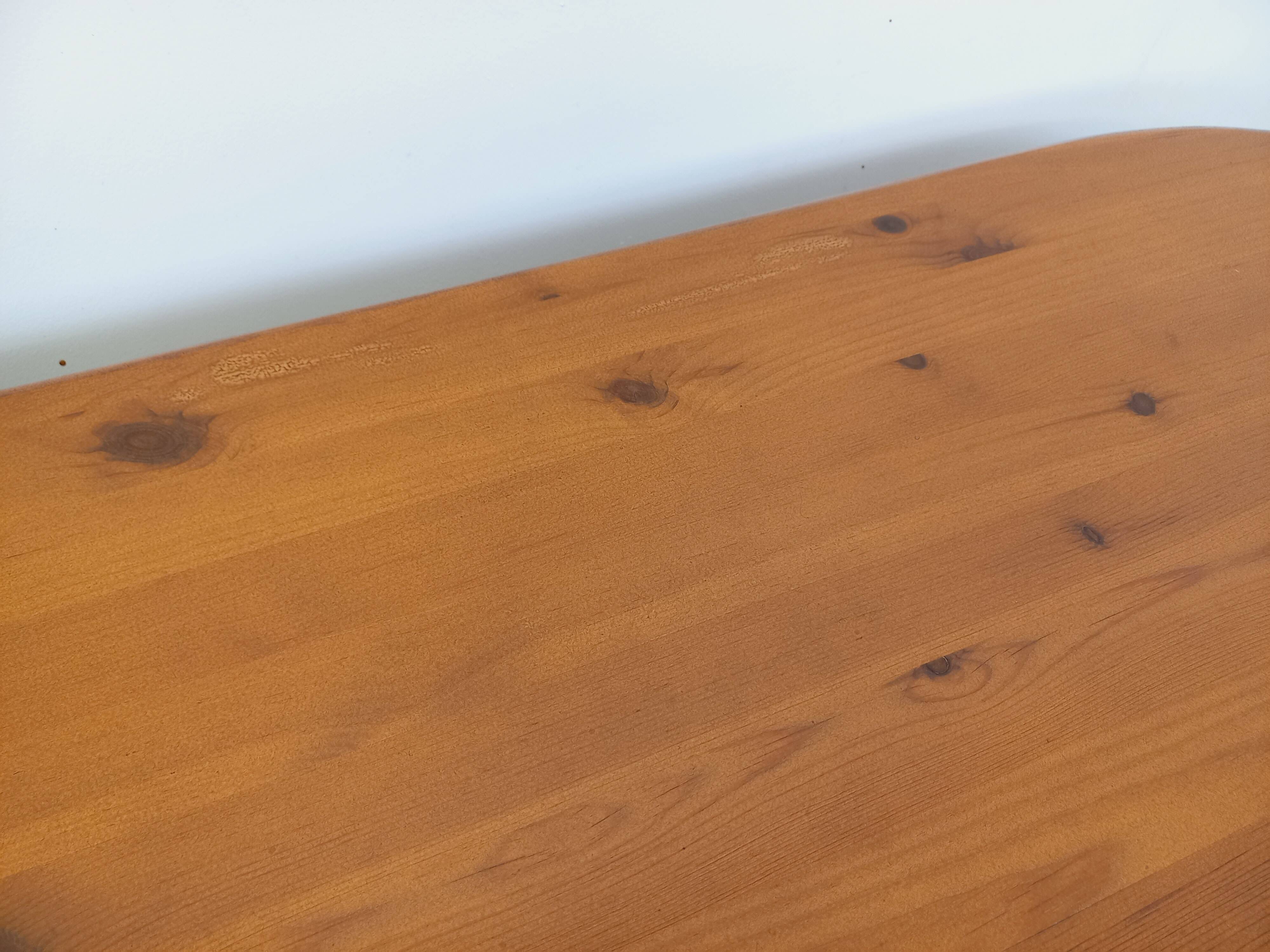 Vintage oval rectangular modernist coffee table in solid pine from the years.